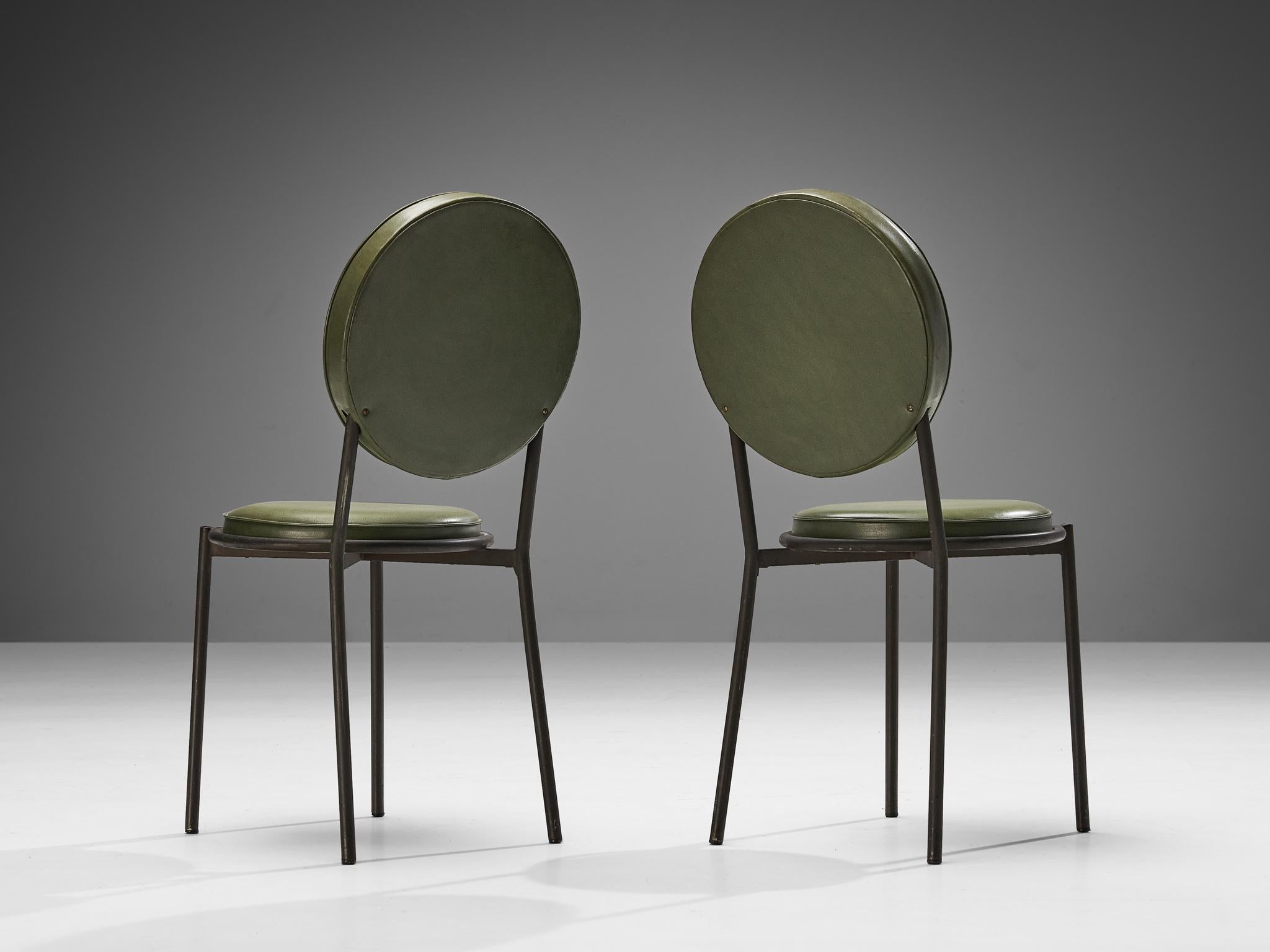 Postmoderne Ensemble caractéristique italien de dix chaises de salle à manger en cuir vert olive  en vente