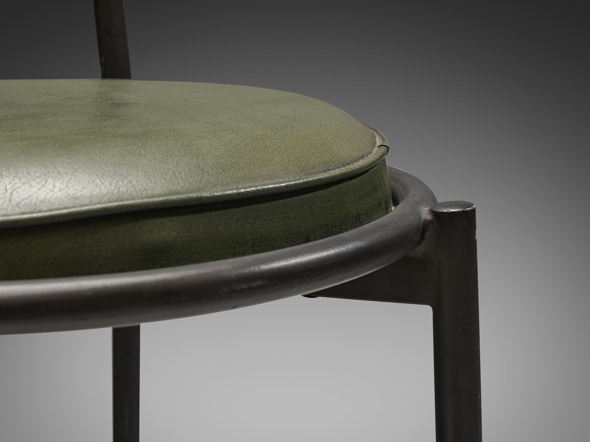 Fin du 20e siècle Ensemble caractéristique italien de dix chaises de salle à manger en cuir vert olive  en vente