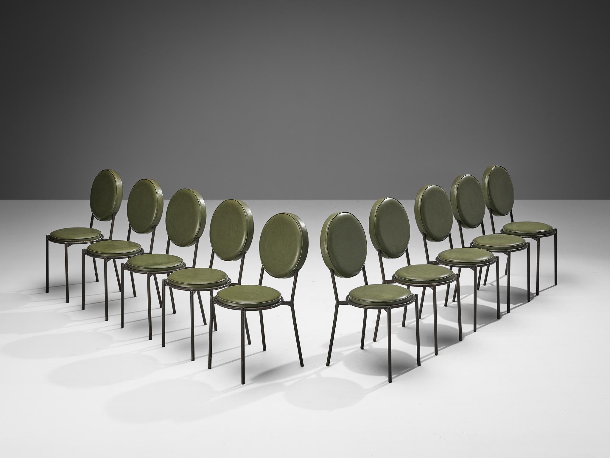 Métal Ensemble caractéristique italien de dix chaises de salle à manger en cuir vert olive  en vente