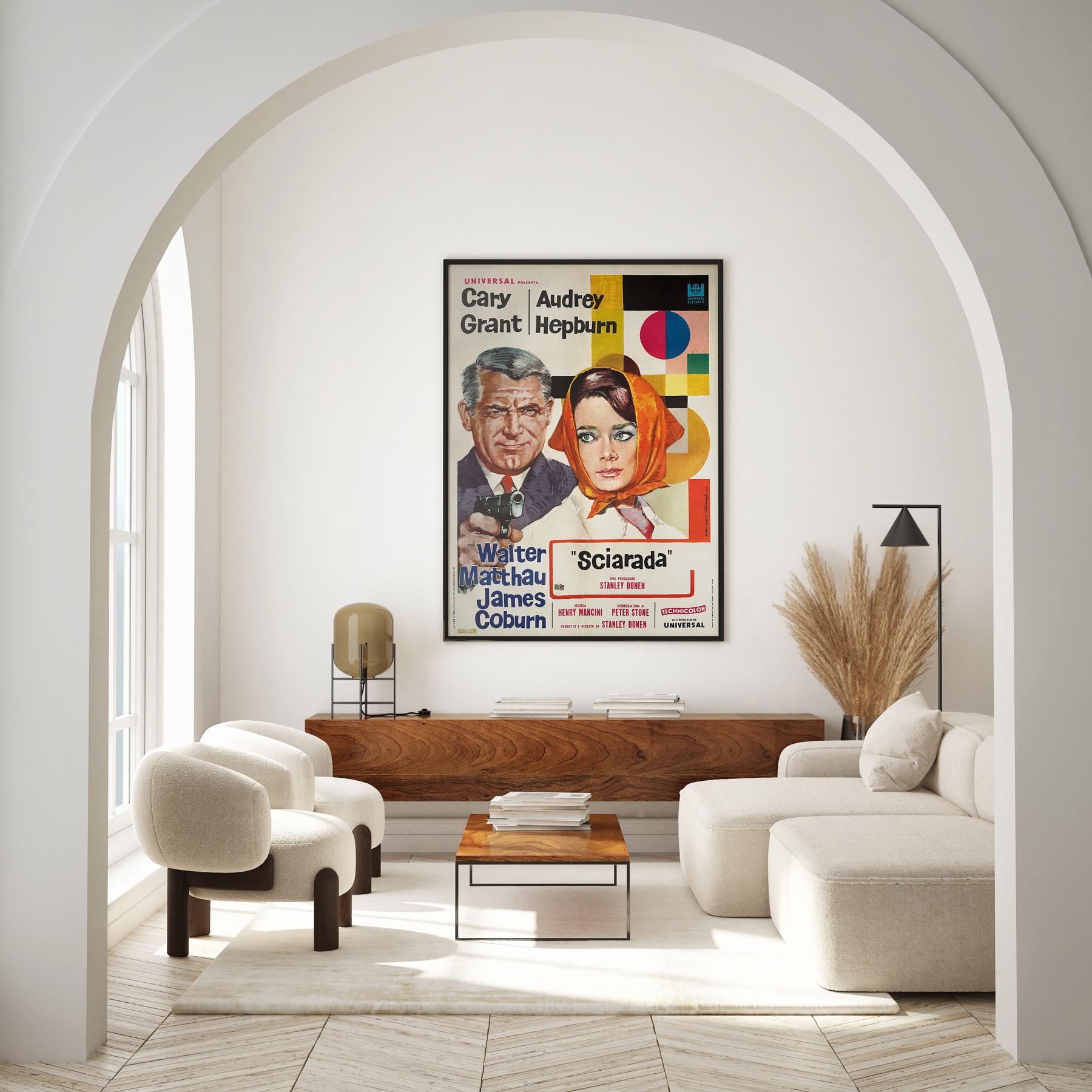 La très rare et très belle affiche italienne de Charade avec Cary Grant et Audrey Hepburn. Le design de Rodolfo Valcarenghi est sans conteste le meilleur pour ce titre.

Dans ce classique de Stanley Donen datant des années 60, la romance et le