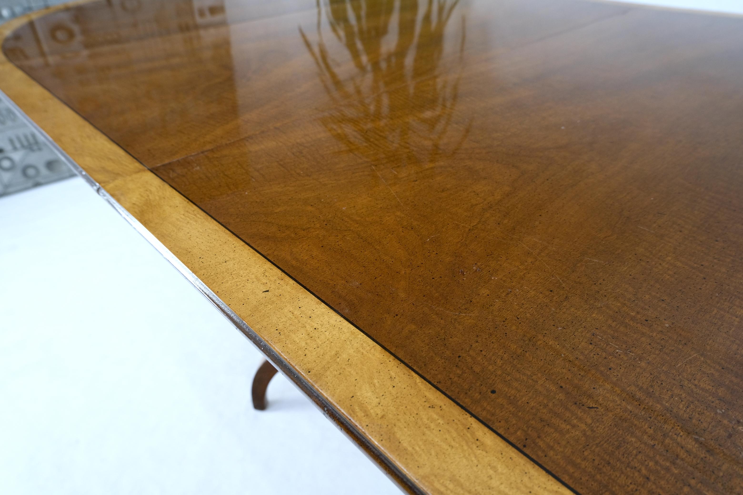 Table de salle à manger ronde à bandes en acajou laqué Charak avec 2 feuilles incrustées menthe en vente 3