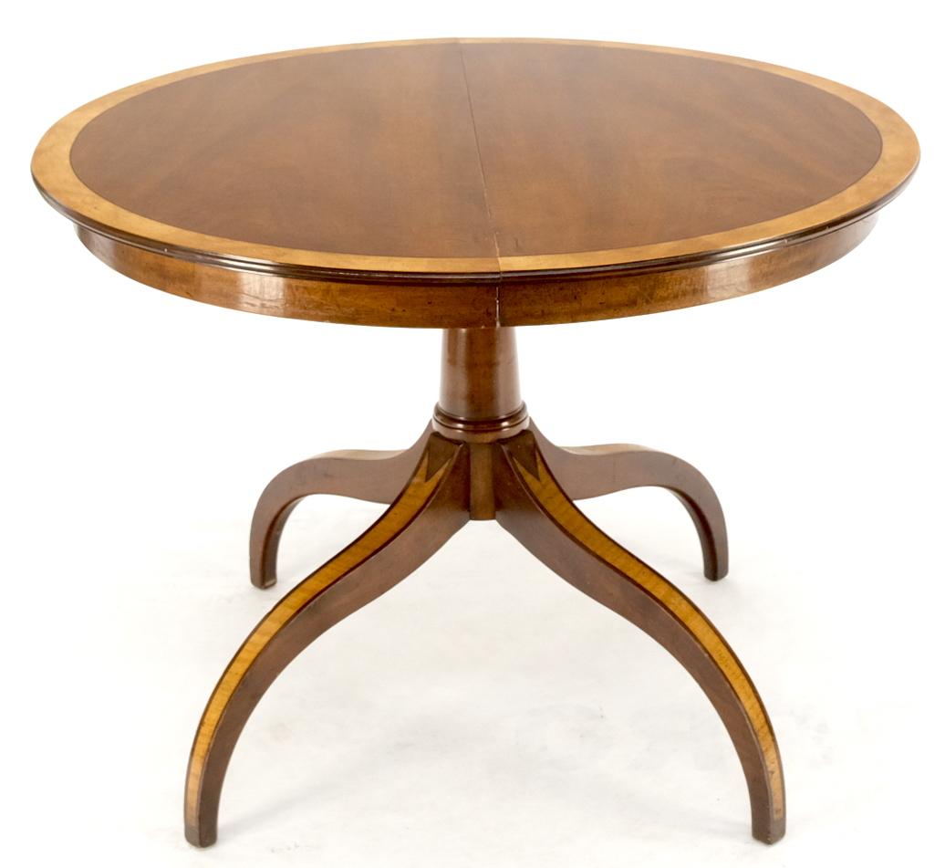 Bureau à tiroirs en teck massif danois du milieu du siècle, à tiroirs coulissants, chaise mint.
Deux feuilles de table mesurant 18''.