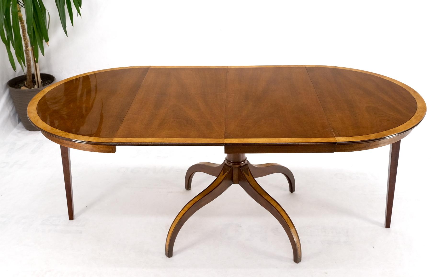 Laqué Table de salle à manger ronde à bandes en acajou laqué Charak avec 2 feuilles incrustées menthe en vente