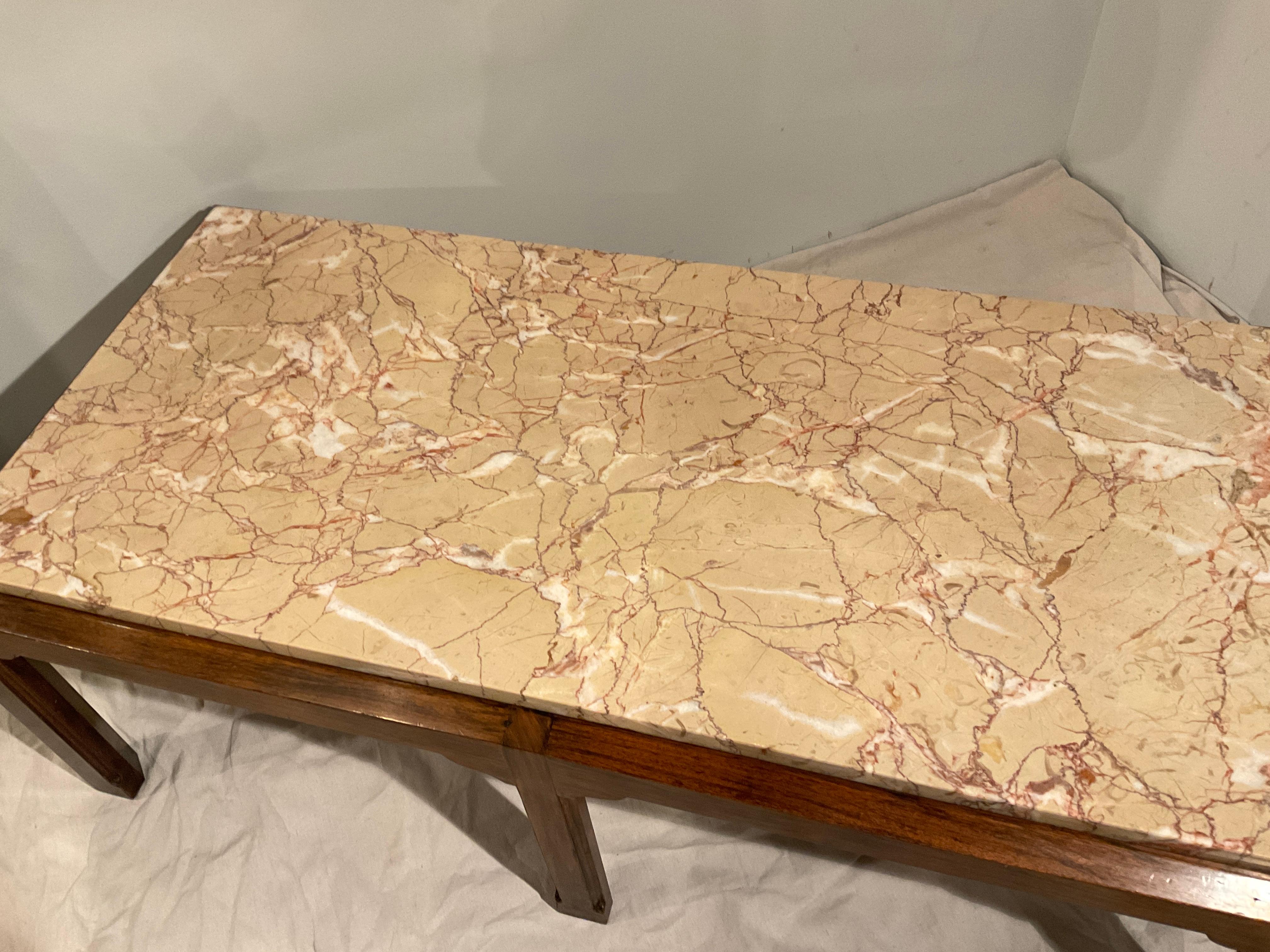 Milieu du XXe siècle Table basse à plateau de marbre Charak sur base Wood en vente