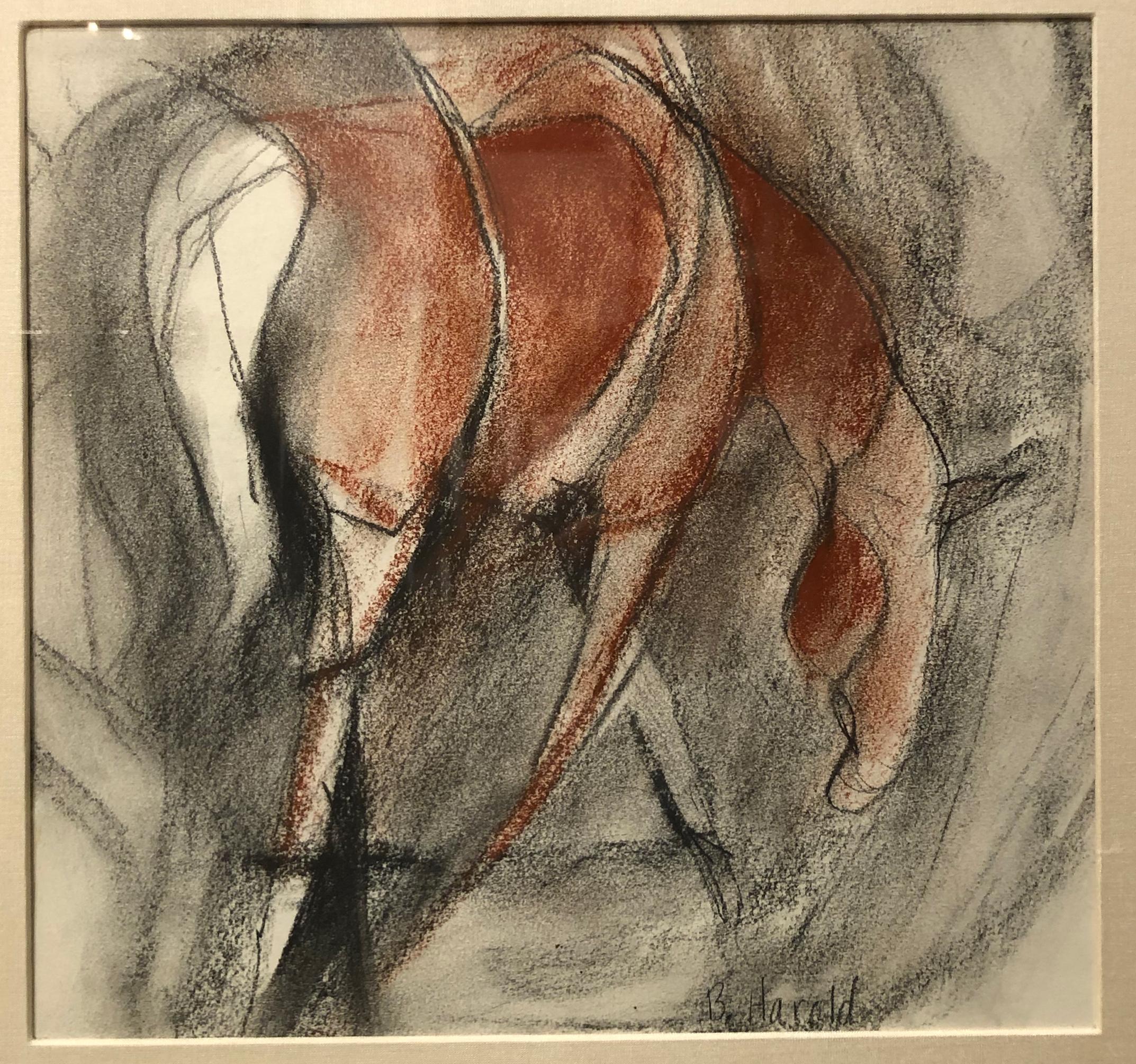Représentation au fusain et au crayon d'un cheval alezan, signée en bas à droite B. Herald, avec passe-partout en soie et cadre en terre cuite frotté à la main, vers 1960.