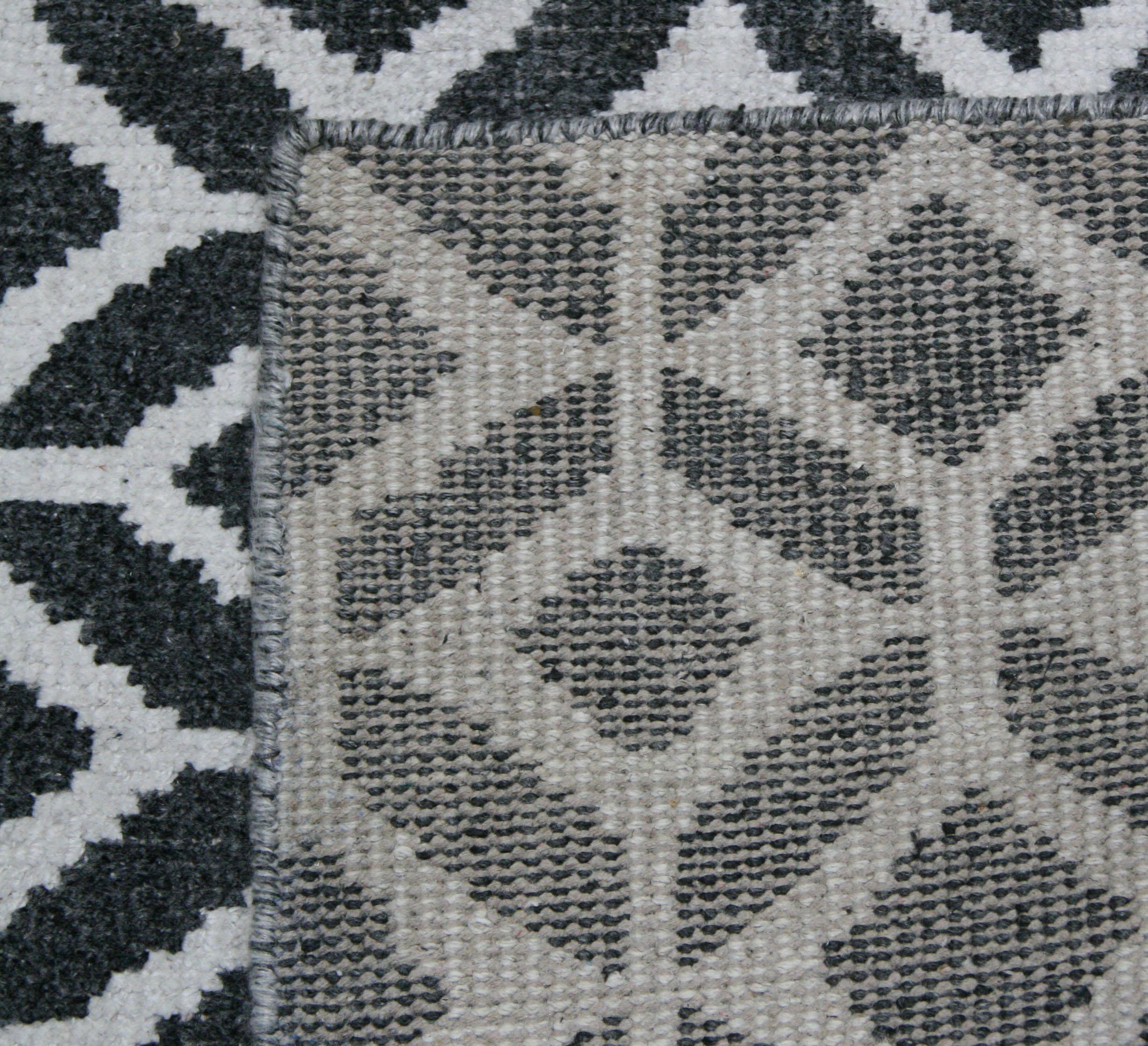 Charcoal and Ivory Pattern Rug In New Condition For Sale In Los Angeles, CA