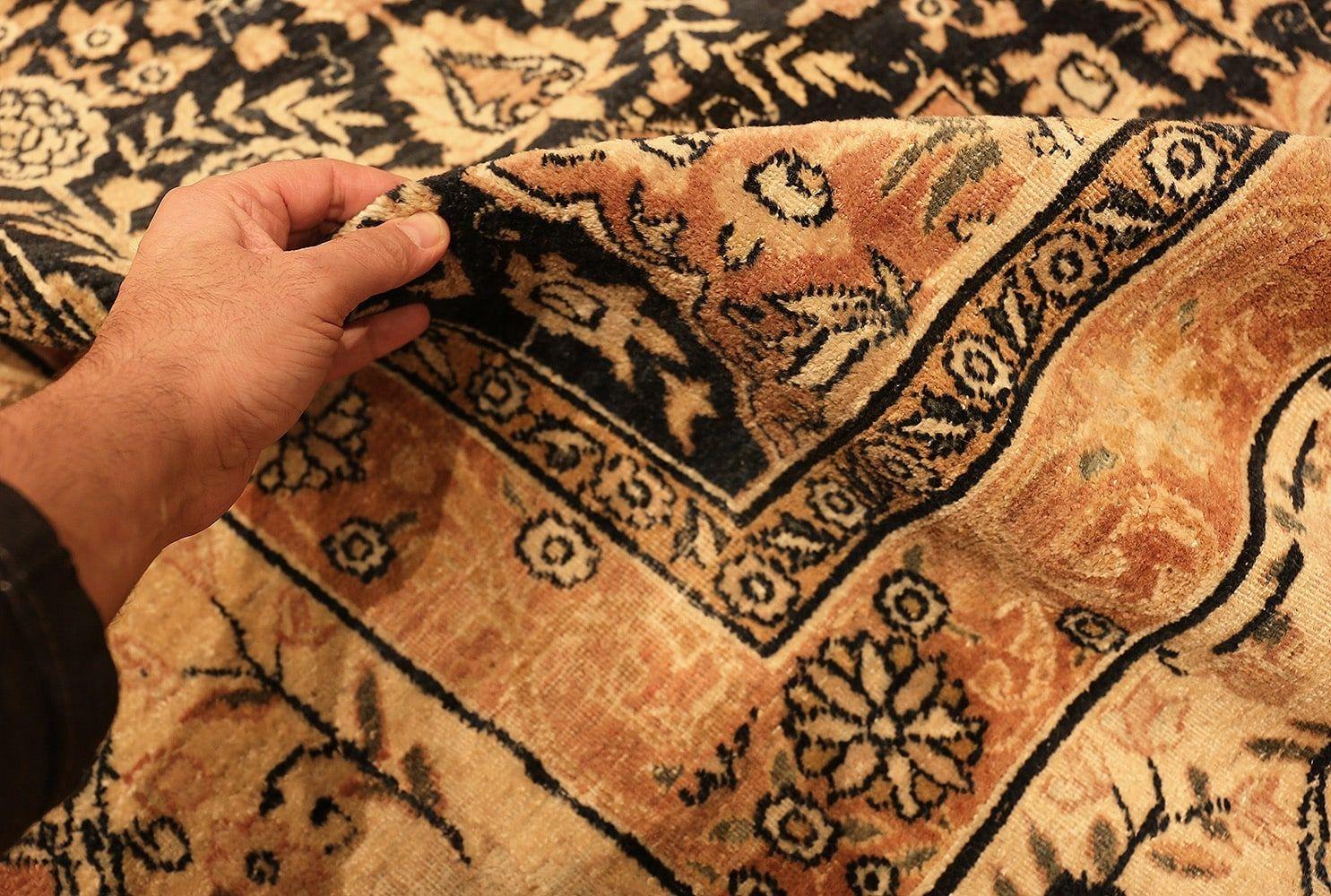 Perse Ancien tapis persan Kerman antique au fusain. Taille : 9 pieds 9 po. x 14 pieds 6 po. en vente