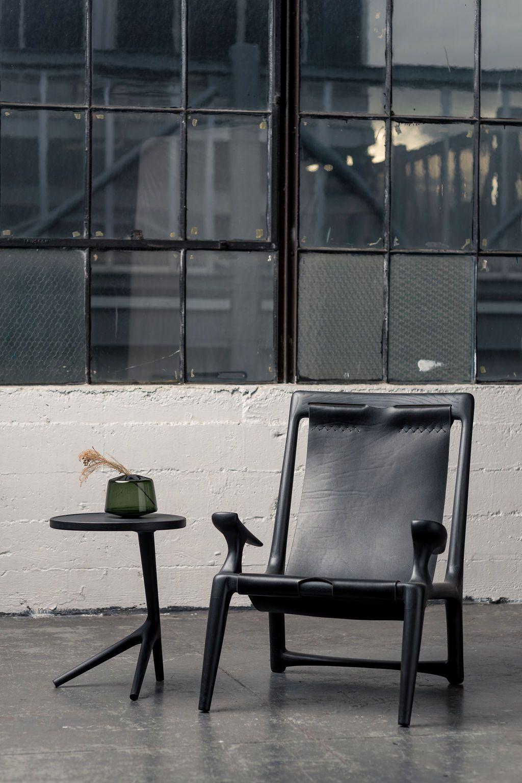 Holzkohlefarbener Sling Chair aus Esche und Leder von Fernweh (amerikanisch) im Angebot