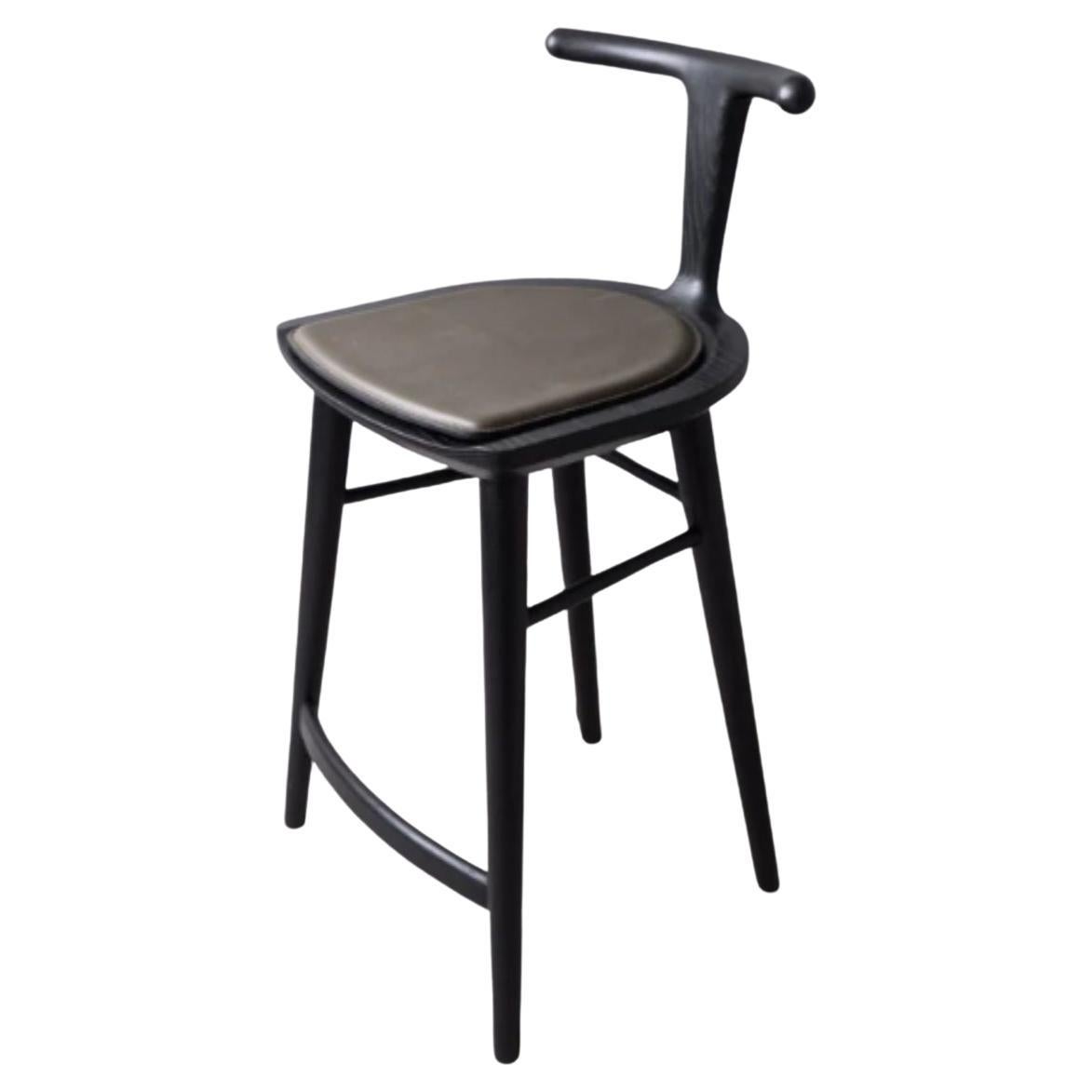 Tabouret en frêne anthracite avec assise en cuir par Fernweh Woodworking