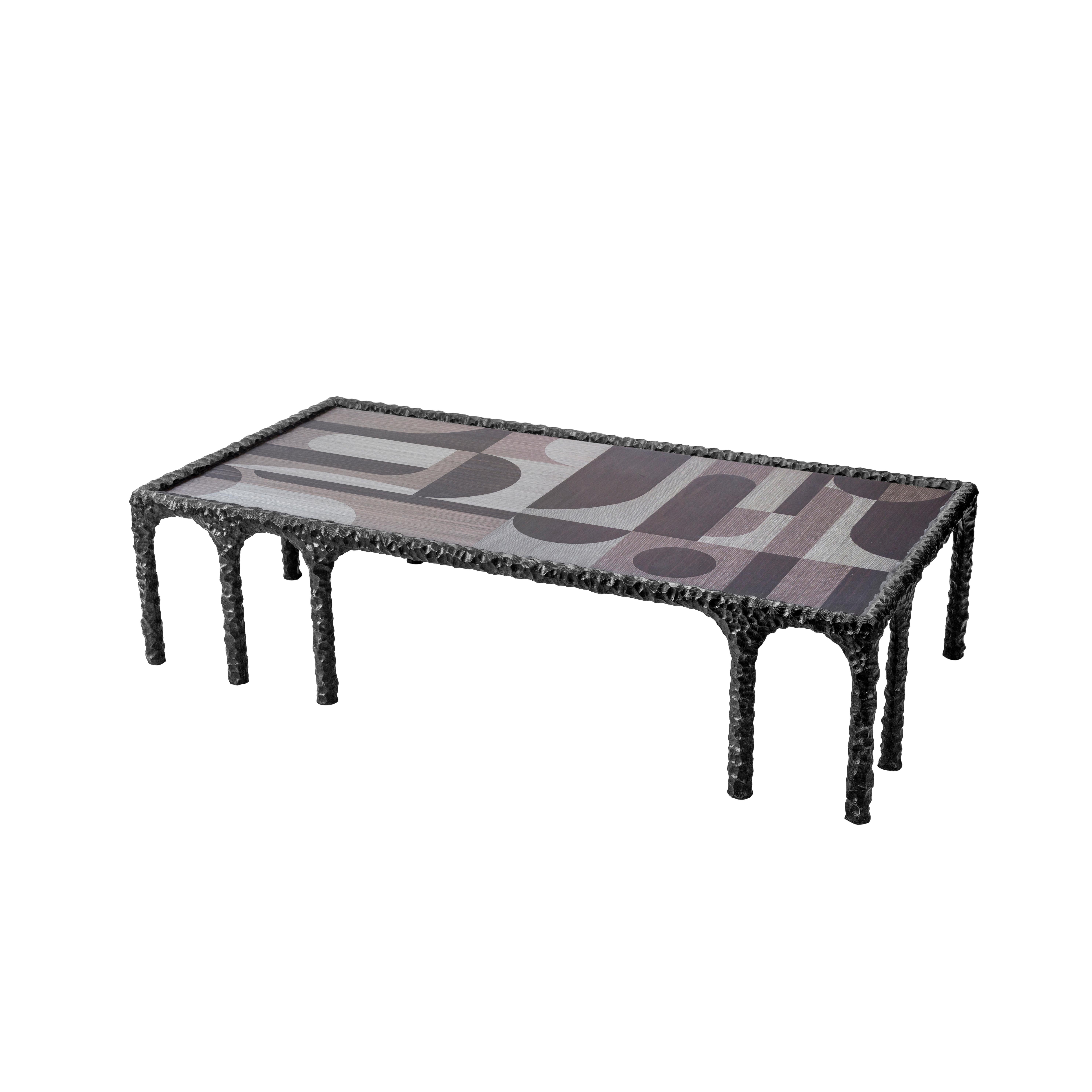 Table basse en bois de chêne et placage de bois noir anthracite, sculptée à la main, avec plusieurs arcs.
Inspirée par le légendaire architecte égyptien Hassan Fathy, notre table basse Archway Muse rend hommage à ses philosophies et principes
