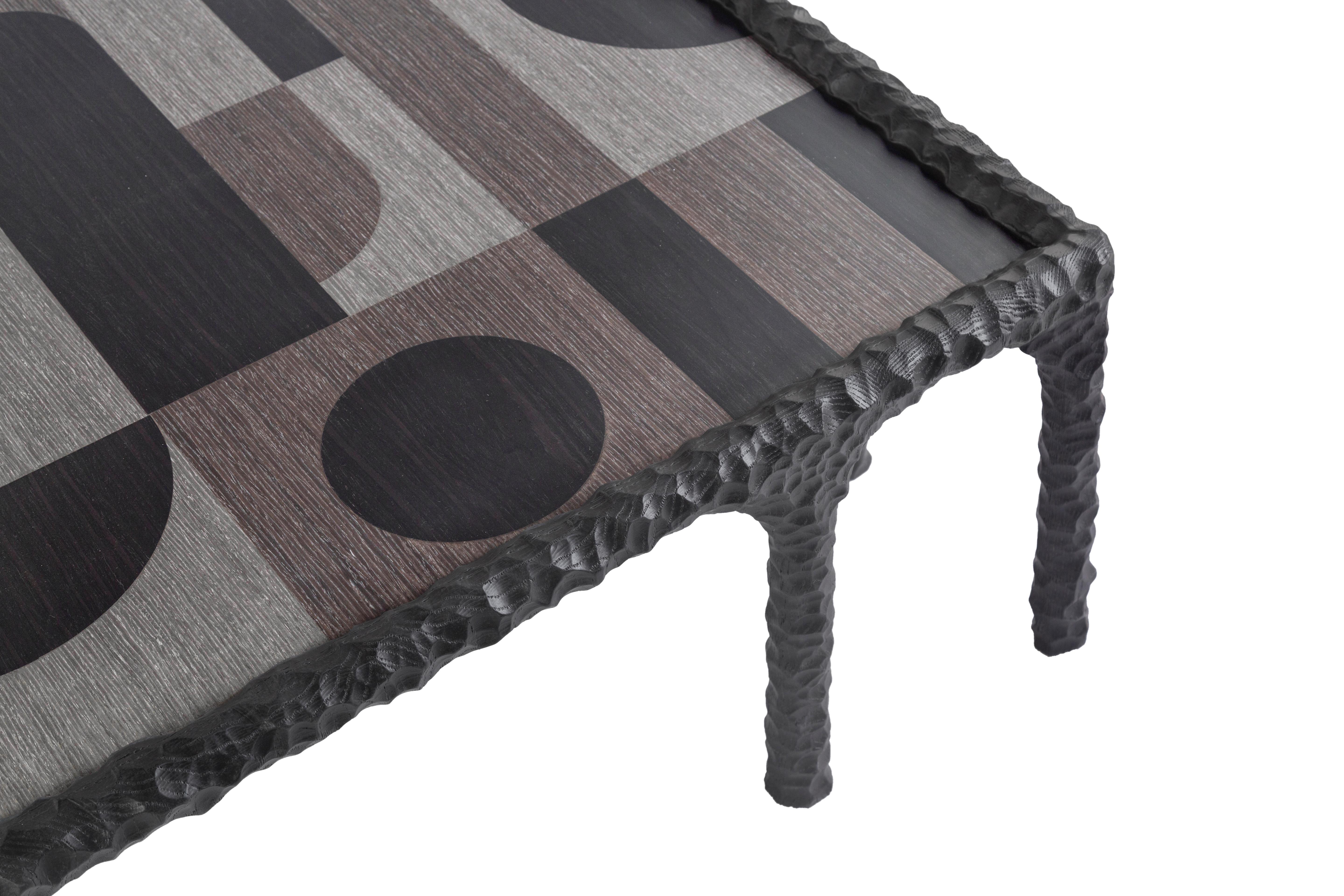 Égyptien Table basse en chêne et placage de bois noir anthracite, sculptée à la main, avec arcs multiples en vente