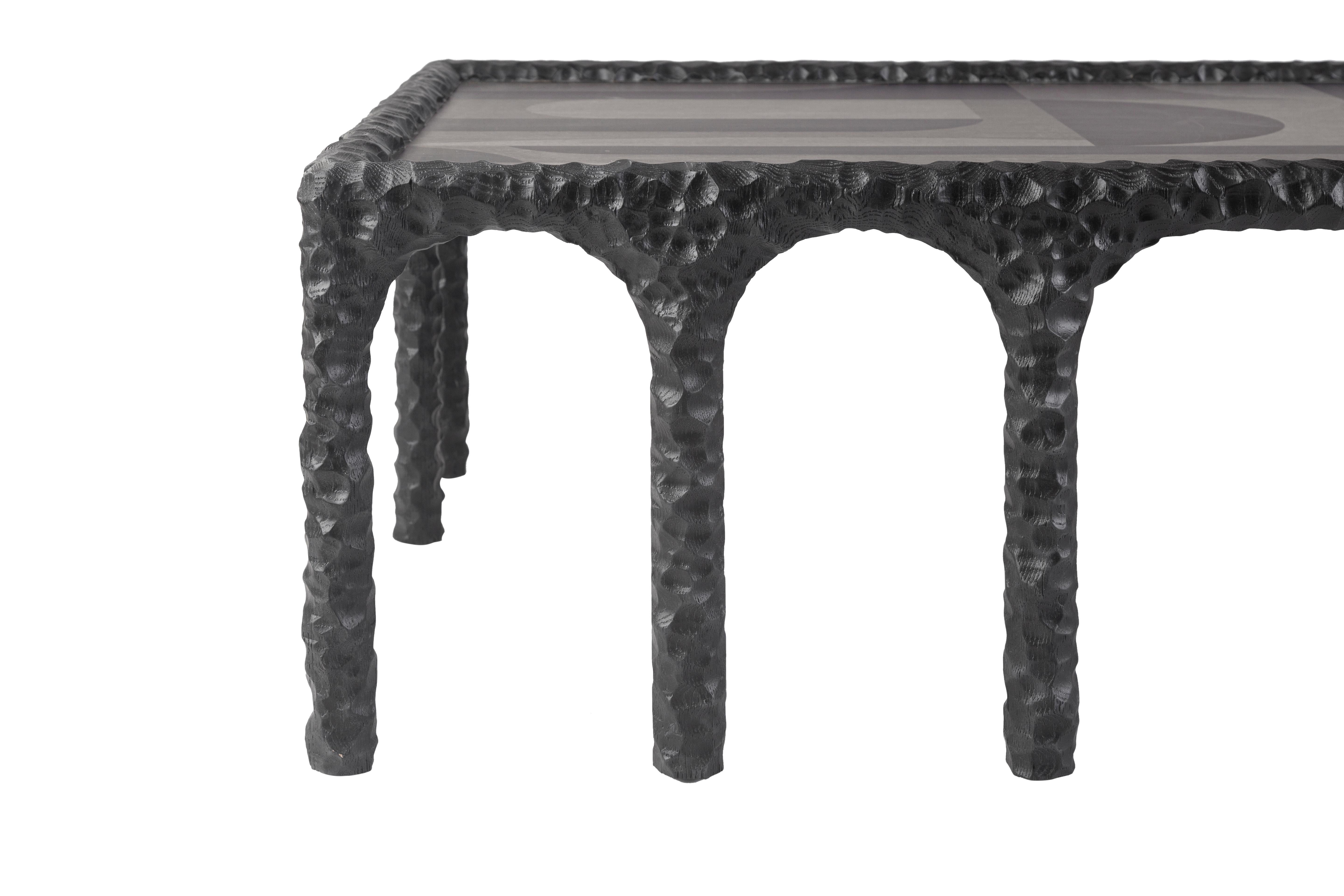 Fait main Table basse en chêne et placage de bois noir anthracite, sculptée à la main, avec arcs multiples en vente