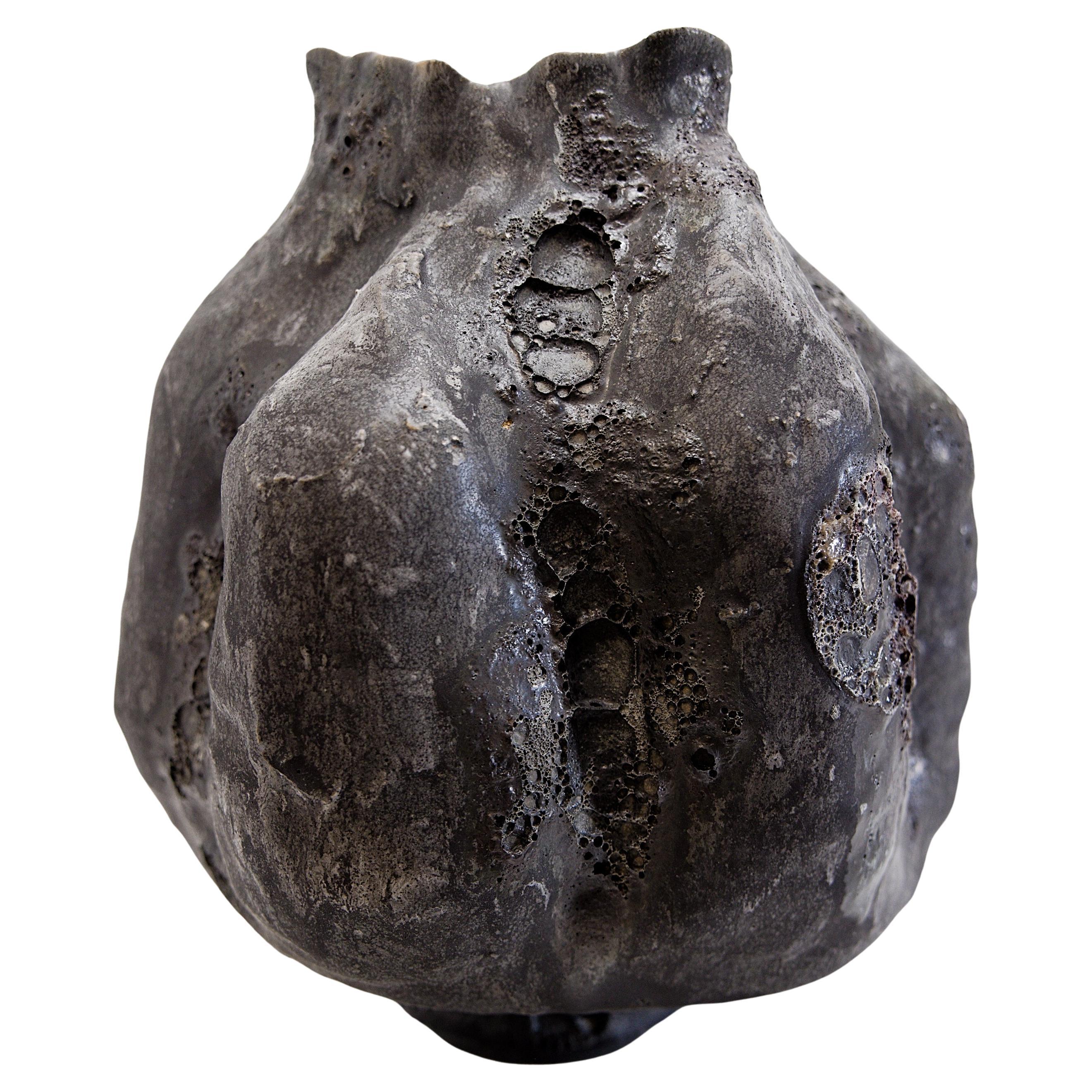 What is the difference between pottery and stoneware?