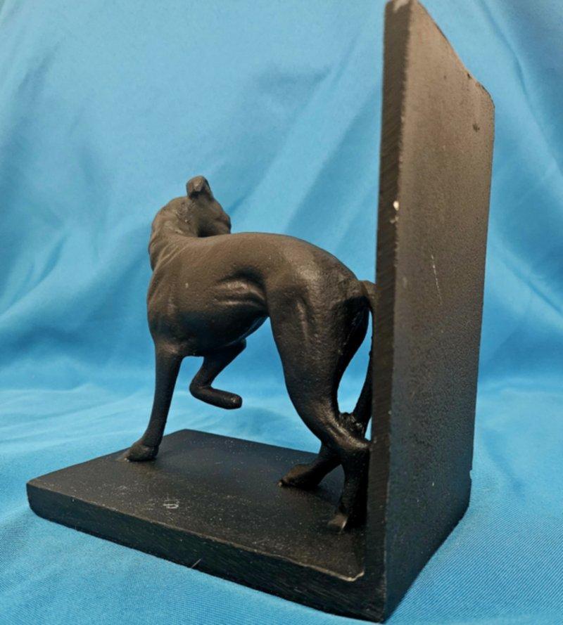 Metallo VENDITA CHIUSA Fermalibri scultoreo in metallo nero carbone con levriero/hippet in vendita