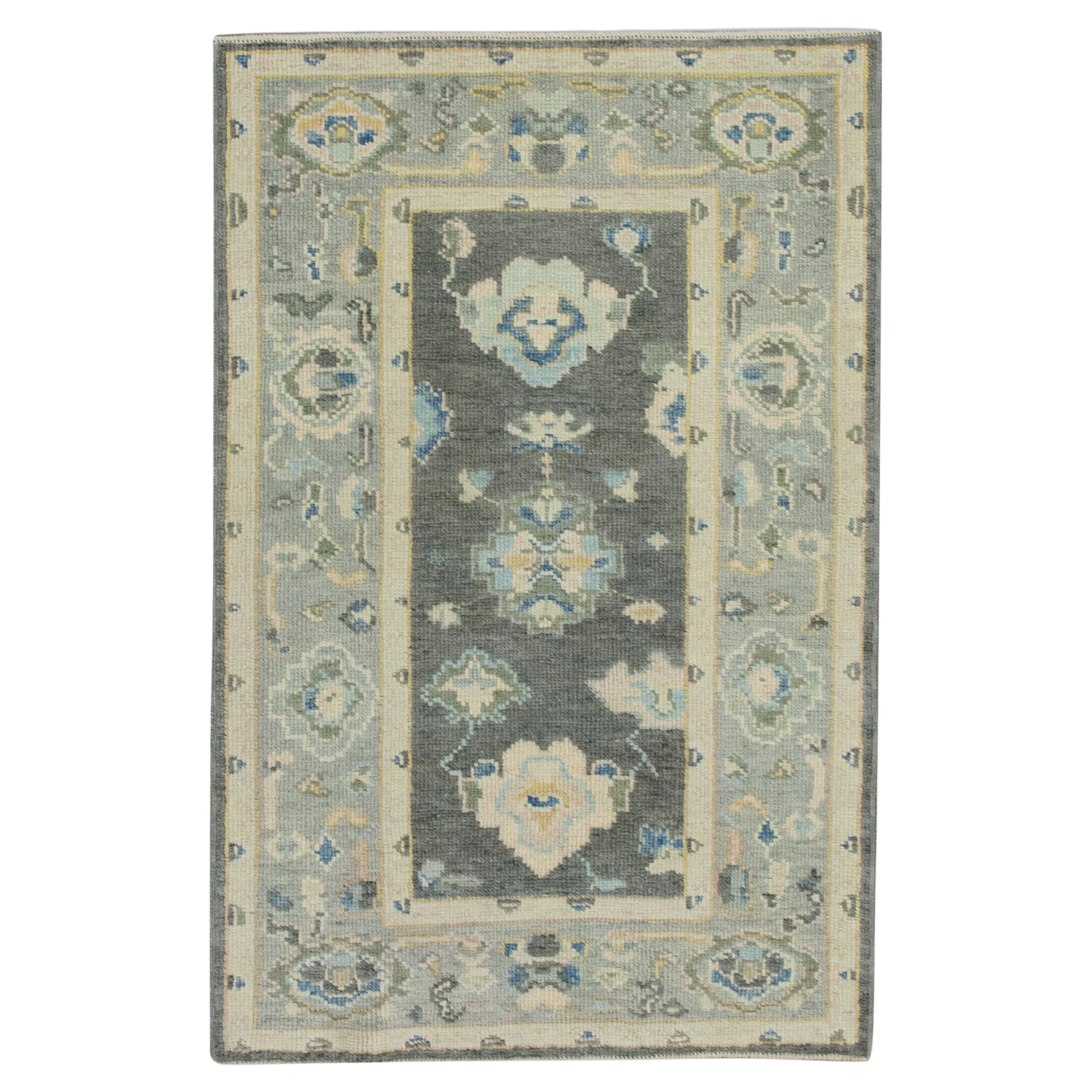 Türkischer Oushak-Teppich aus handgewebter Wolle in Holzkohle und Blau mit Blumenmuster 2'11" x 4'9"