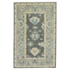 Türkischer Oushak-Teppich aus handgewebter Wolle in Holzkohle und Blau mit Blumenmuster 2'11" x 4'9"
