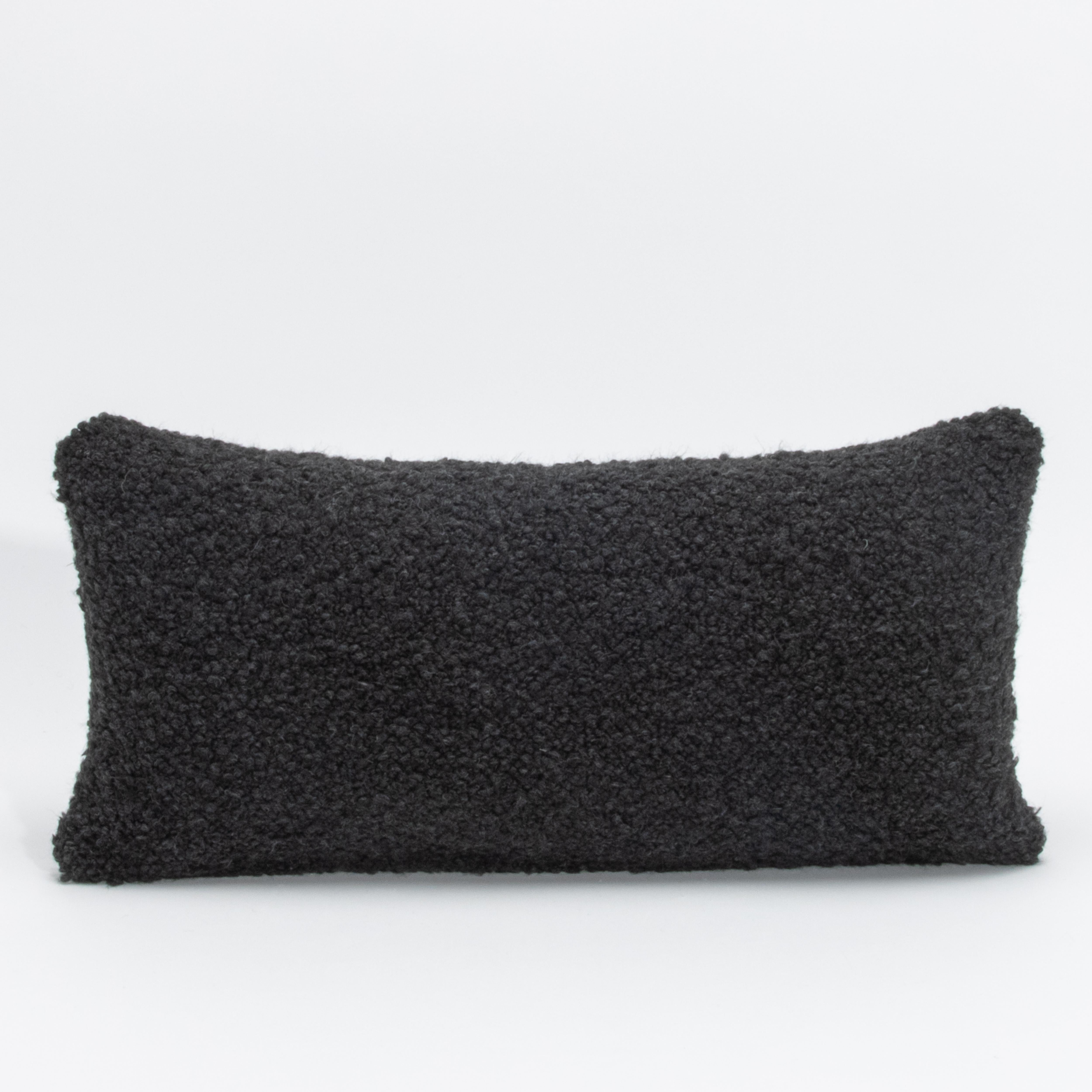 Aggiungi un tocco di accogliente eleganza al tuo spazio con questo cuscino a forma di rene, realizzato in morbido tessuto bouclé. La silhouette allungata offre comfort e raffinatezza, rendendola perfetta per divani, poltrone o letti. Avvolto in una