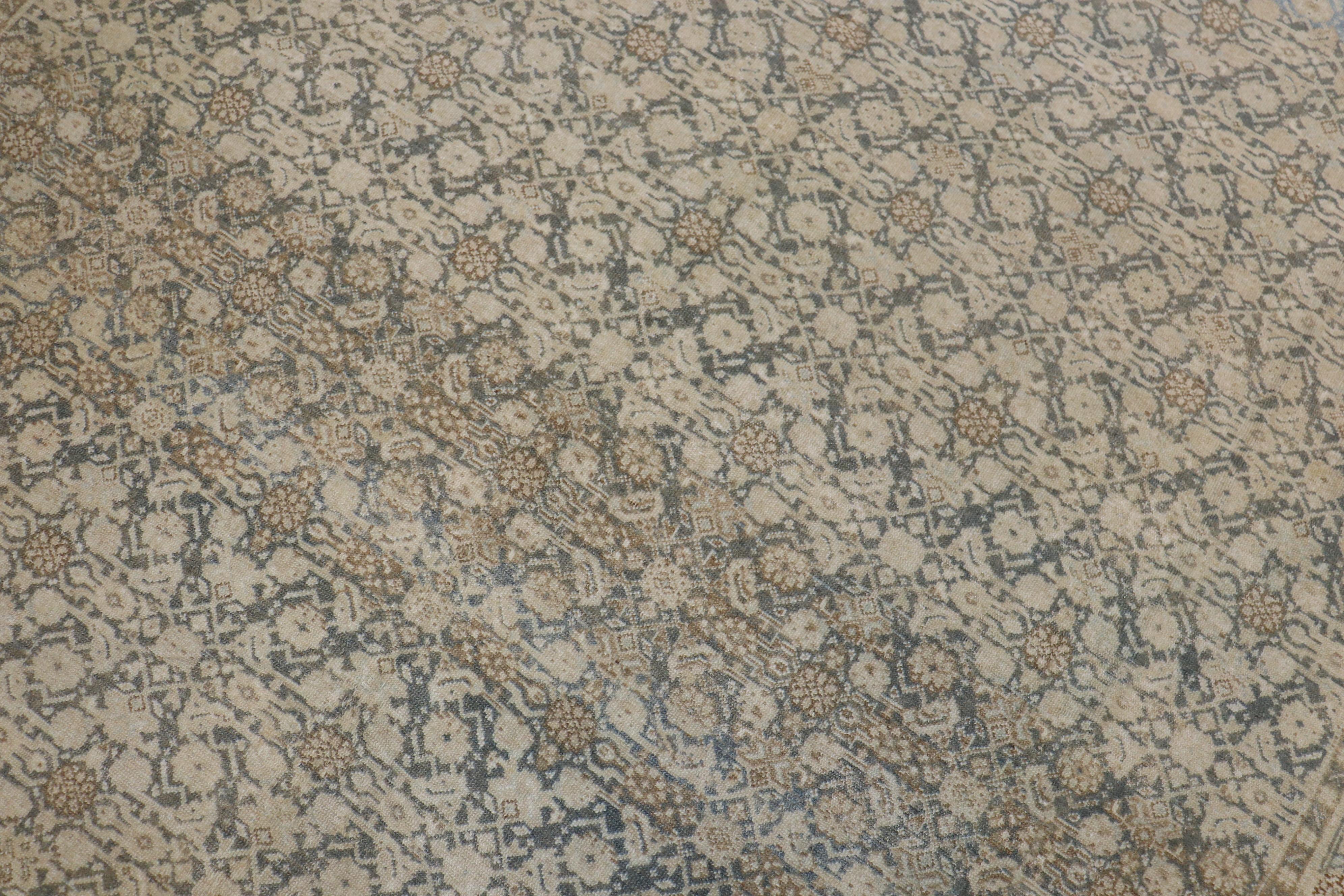 Antiker persischer Tabriz-Teppich in Anthrazit, Braun, Grün und Blau in Zimmergröße im Zustand „Gut“ im Angebot in New York, NY