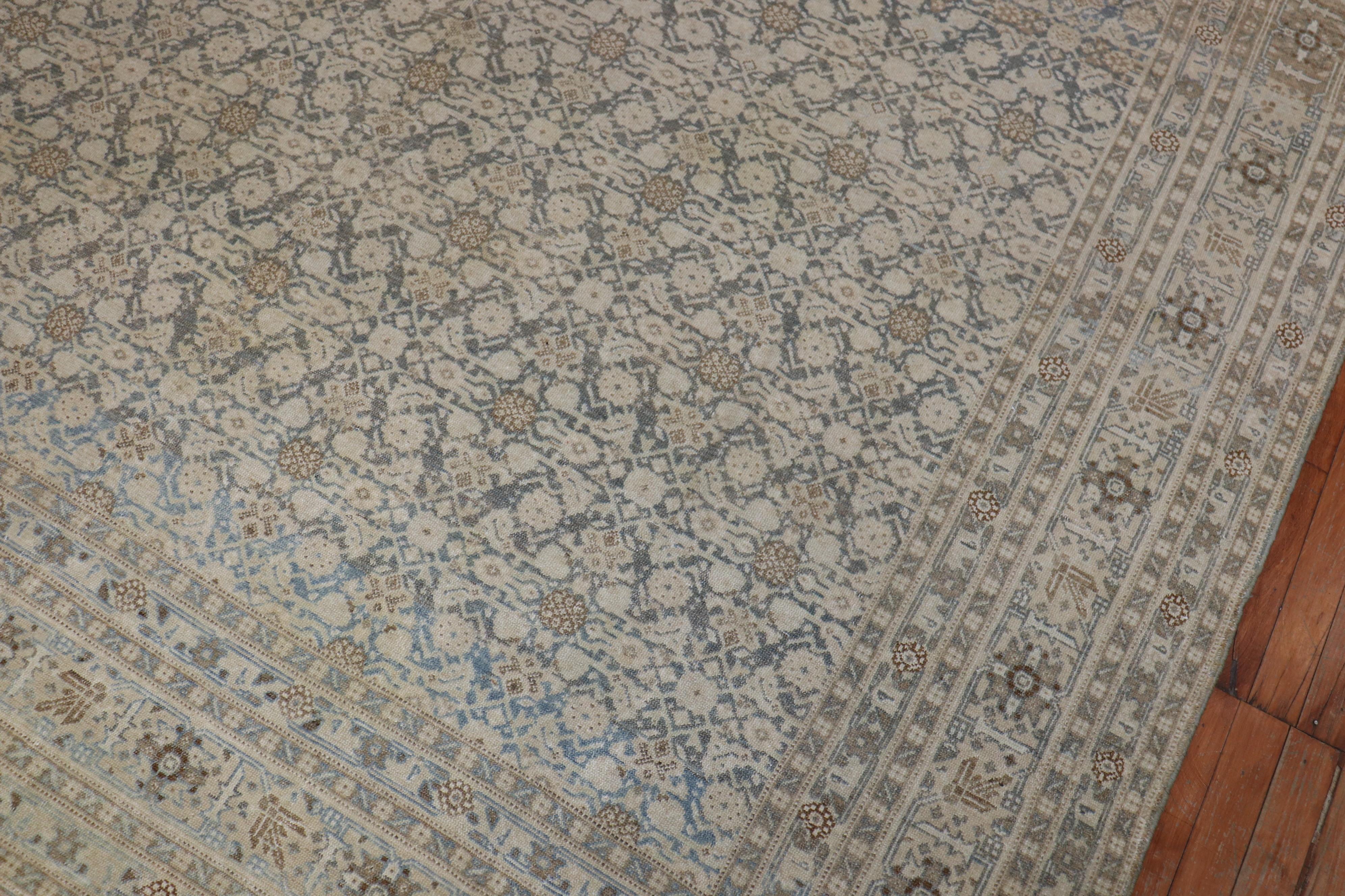 Antiker persischer Tabriz-Teppich in Anthrazit, Braun, Grün und Blau in Zimmergröße (20. Jahrhundert) im Angebot