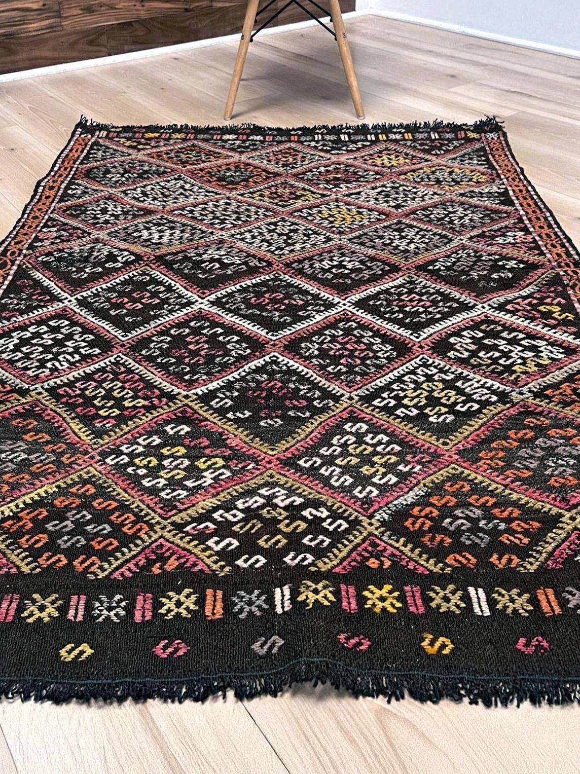 Tissé à la main Kilim turc vintage brun anthracite • Tapis brodé (4′×5′) • 1940s en vente