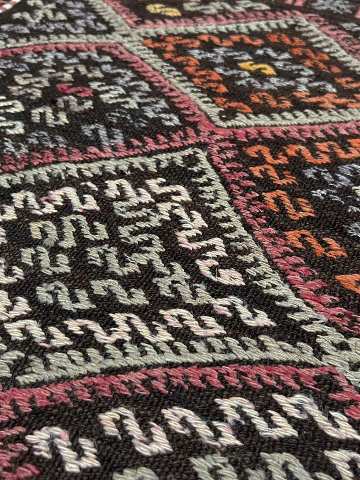 Ce kilim de l'est de la Turquie, tissé dans les années 1940 à partir de laine filée à la main, témoigne de la richesse artistique de la broderie anatolienne. La technique du cicim crée une surface surélevée et texturée avec des treillis de diamants