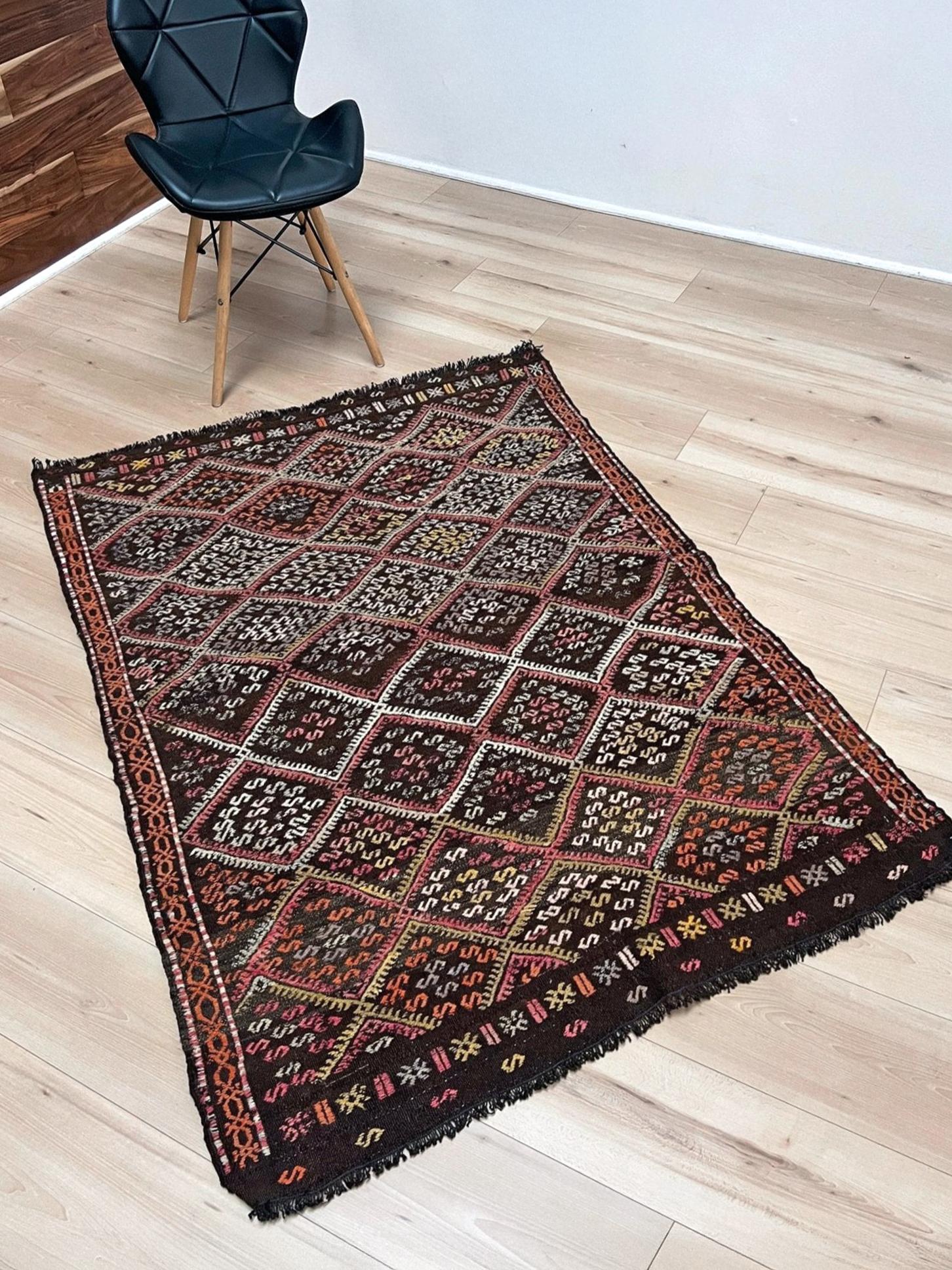 Turc Kilim turc vintage brun anthracite • Tapis brodé (4′×5′) • 1940s en vente