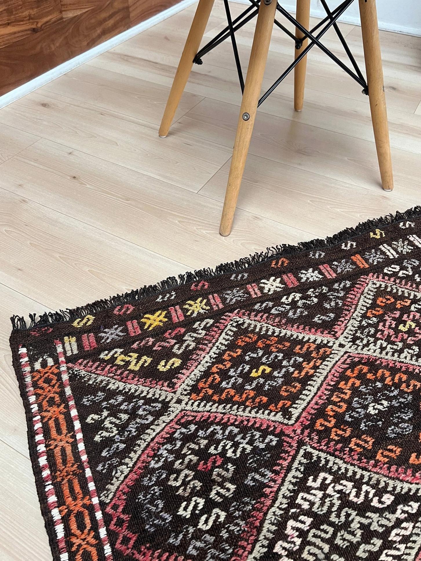 Kilim turc vintage brun anthracite • Tapis brodé (4′×5′) • 1940s Bon état - En vente à Burlingame, CA