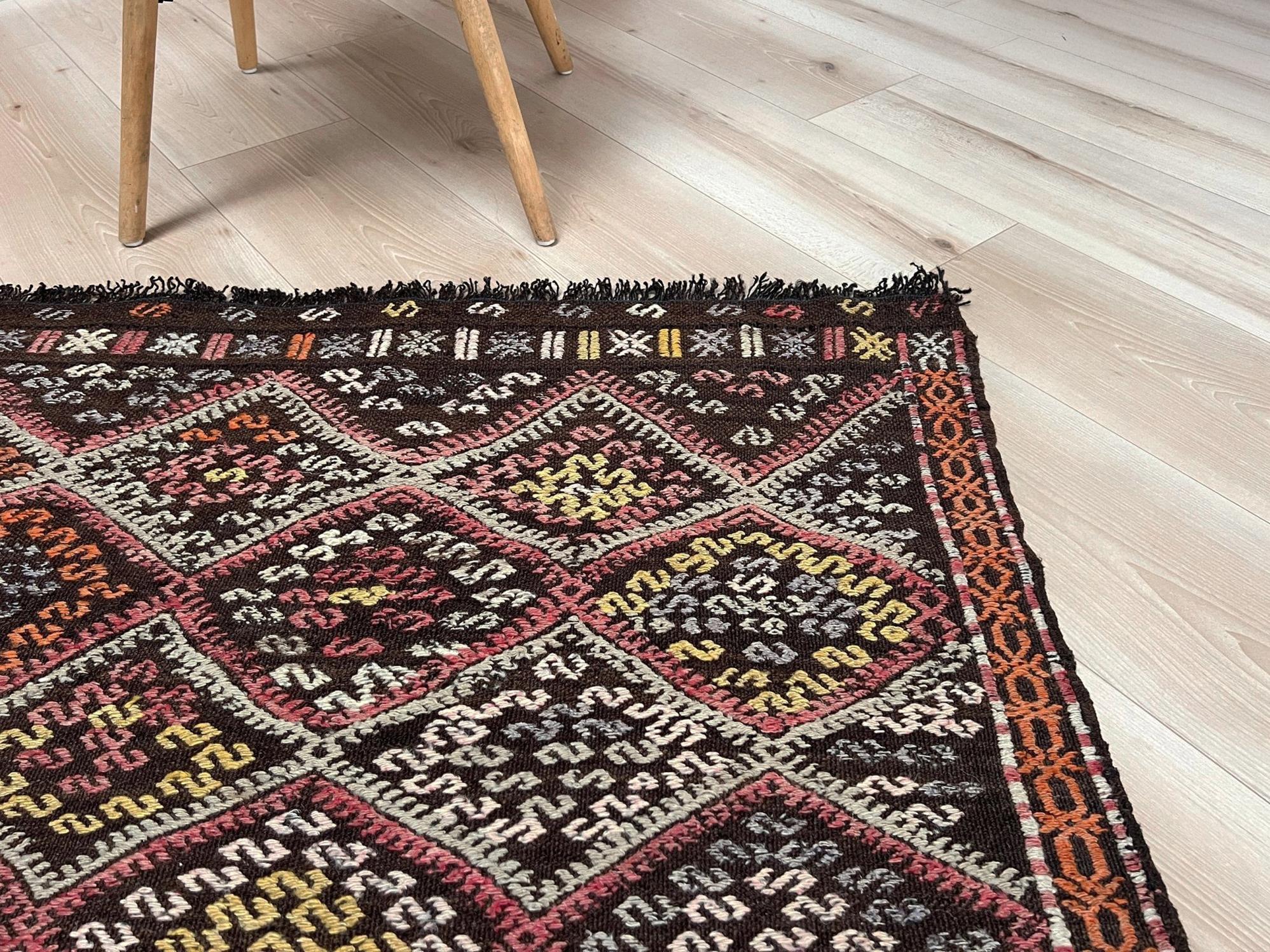 Milieu du XXe siècle Kilim turc vintage brun anthracite • Tapis brodé (4′×5′) • 1940s en vente
