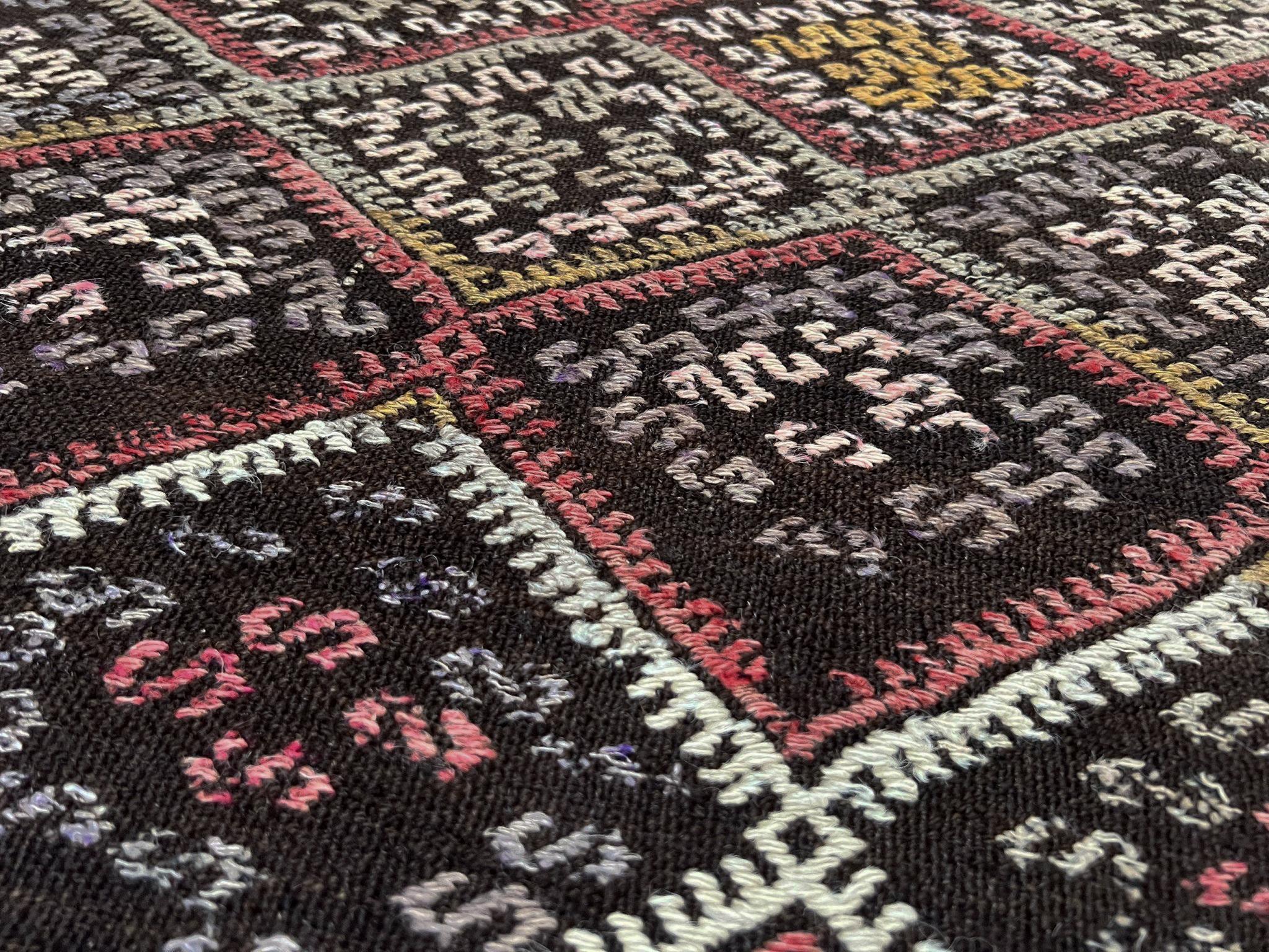 Laine Kilim turc vintage brun anthracite • Tapis brodé (4′×5′) • 1940s en vente