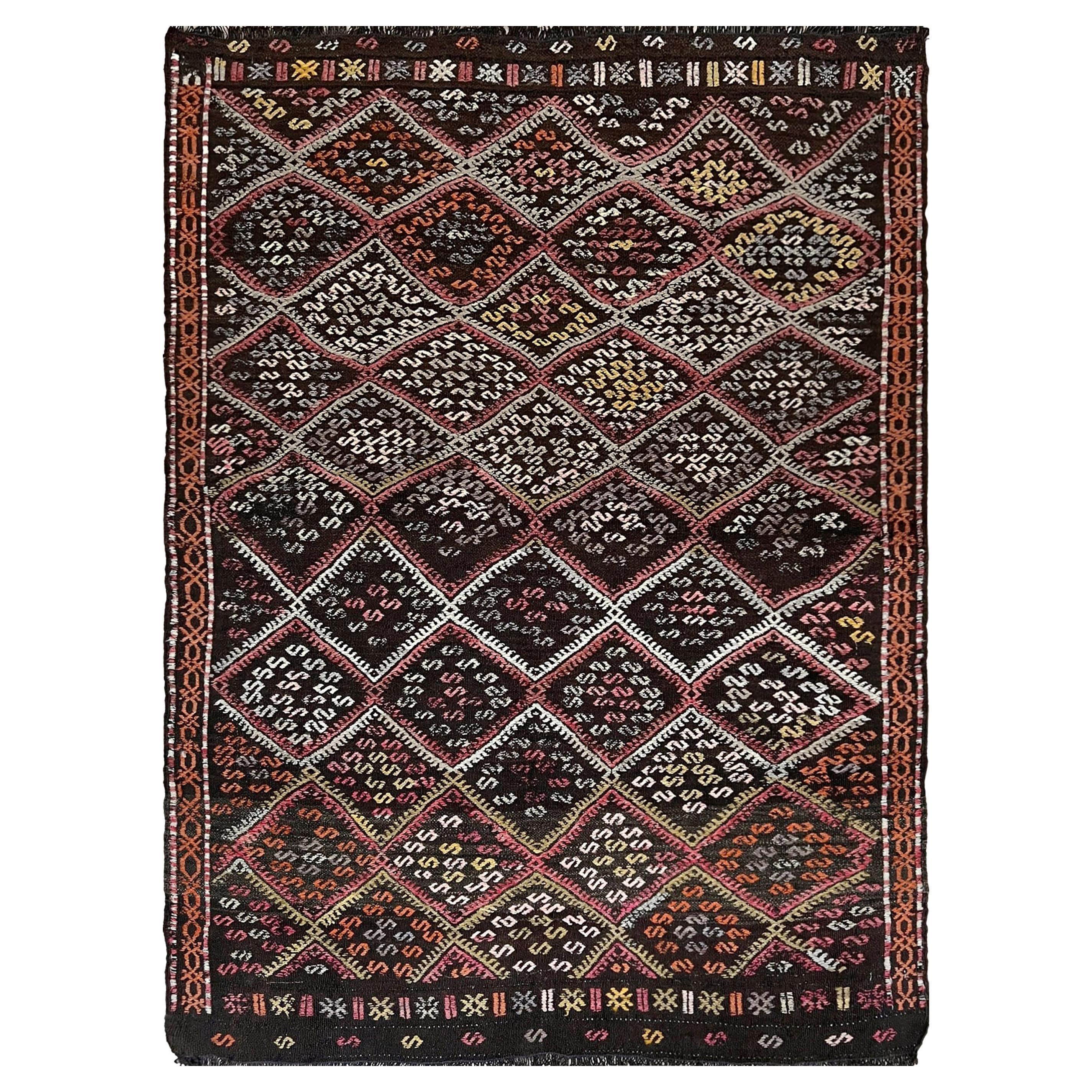 Kilim turc vintage brun anthracite • Tapis brodé (4′×5′) • 1940s