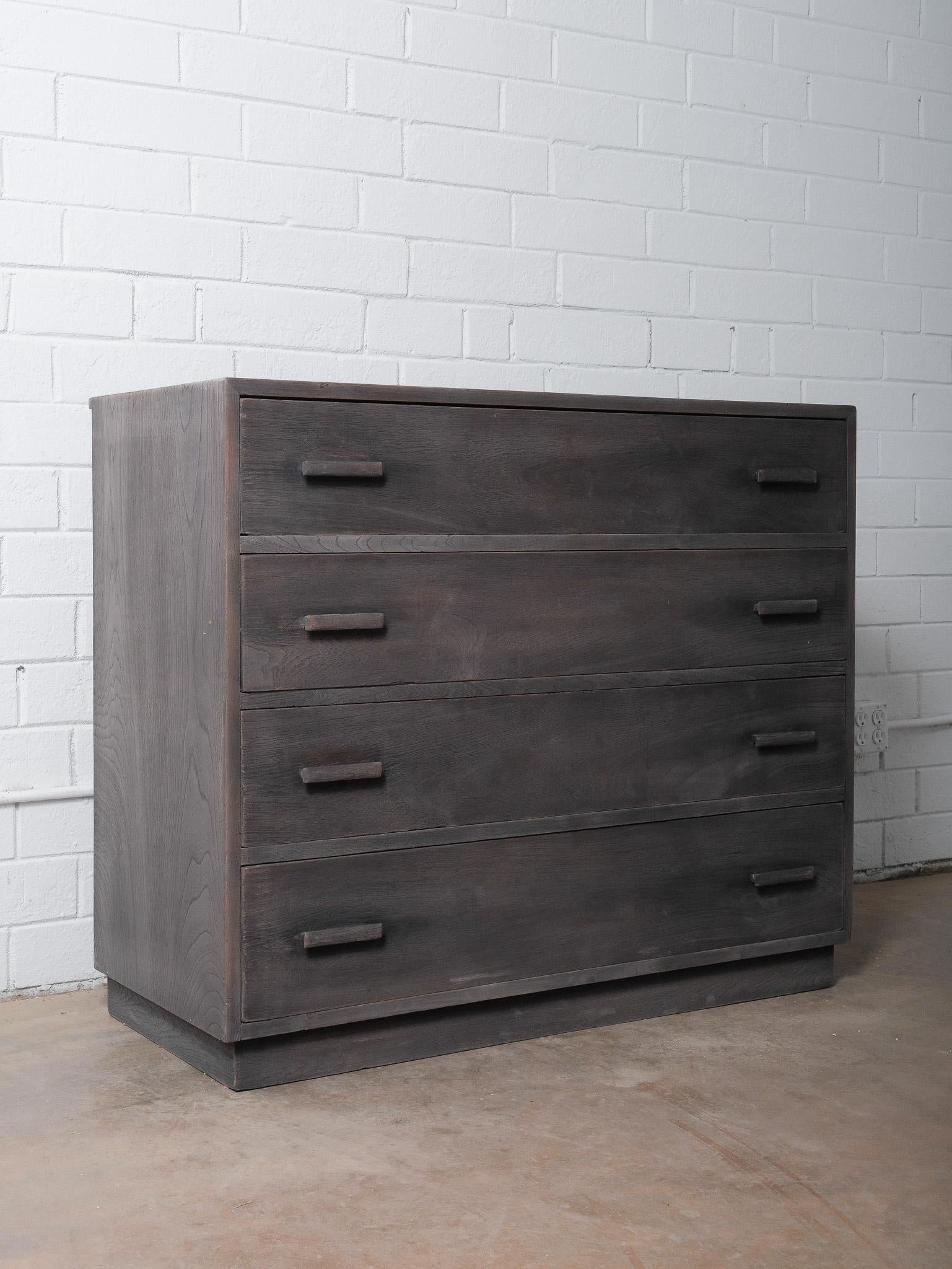 Holzkommode mit vier Schubladen in Holzkohleoptik (Rustikal) im Angebot