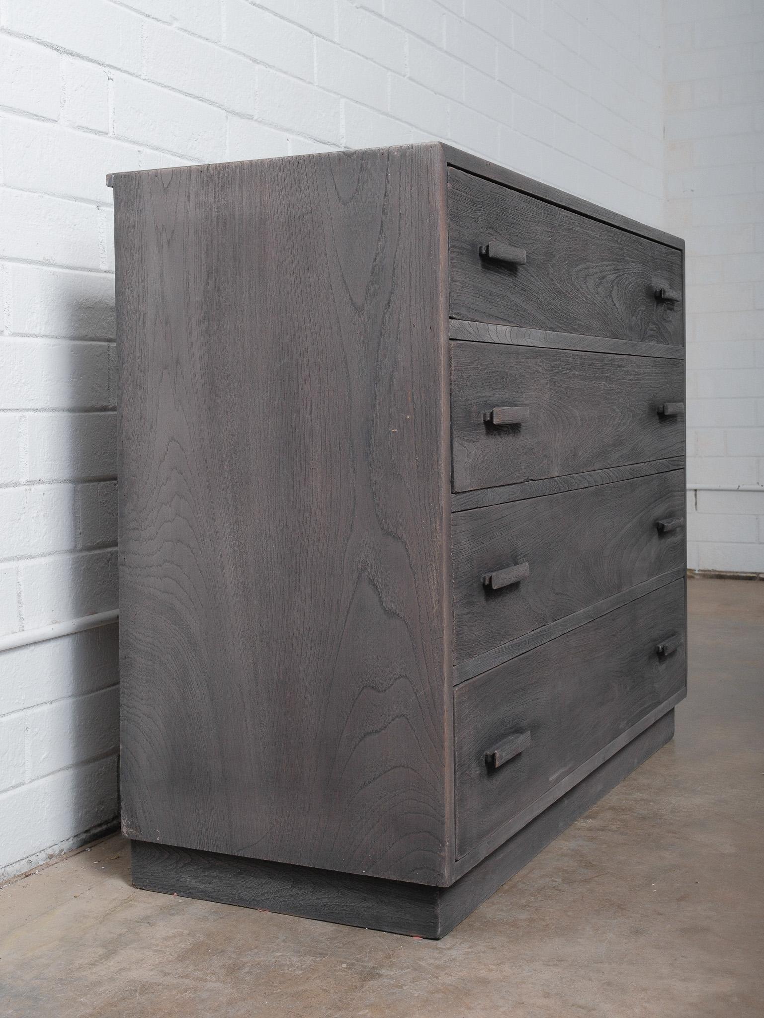 Holzkommode mit vier Schubladen in Holzkohleoptik (Indisch) im Angebot