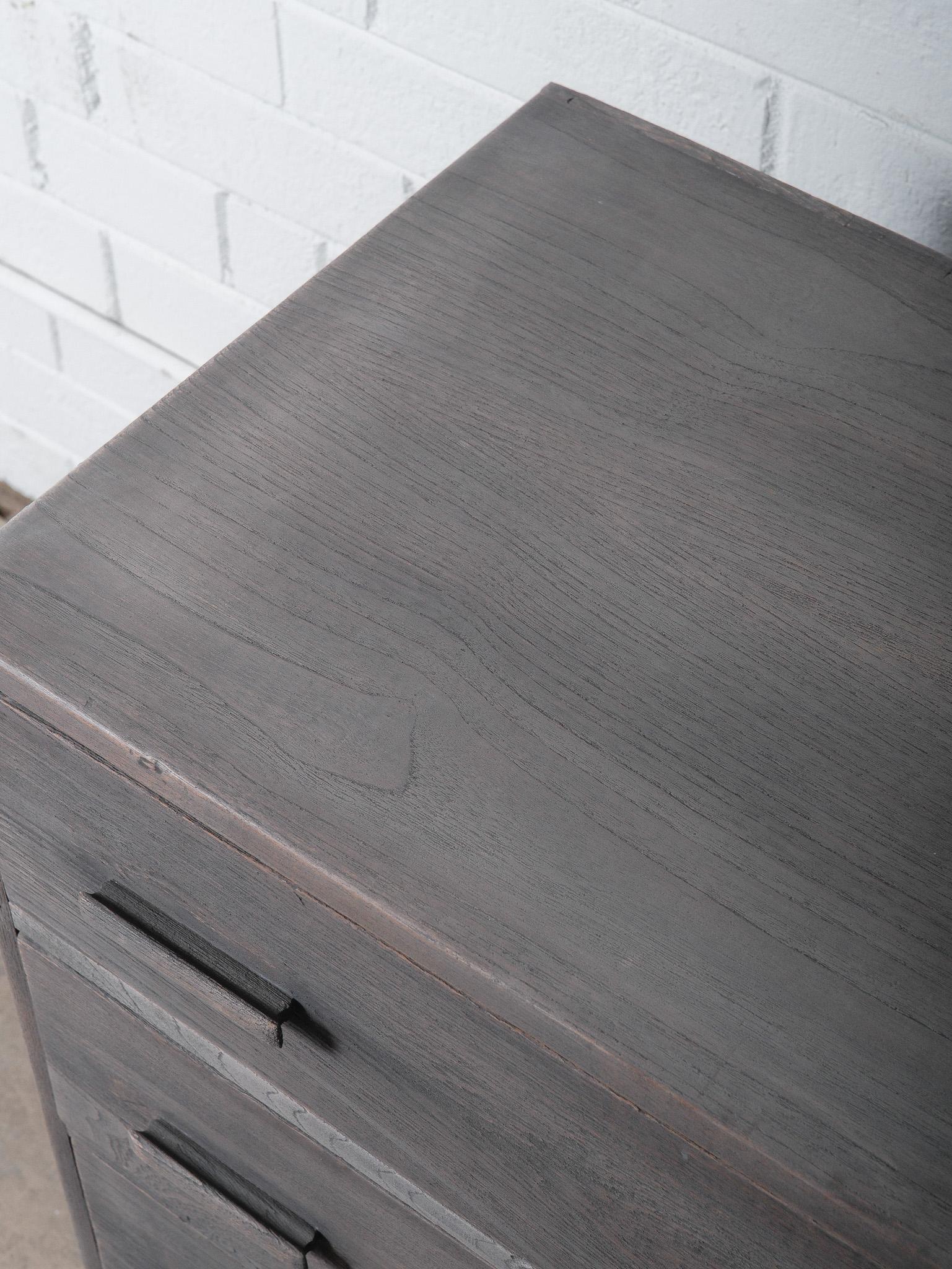 Holzkommode mit vier Schubladen in Holzkohleoptik im Zustand „Gut“ im Angebot in High Point, NC