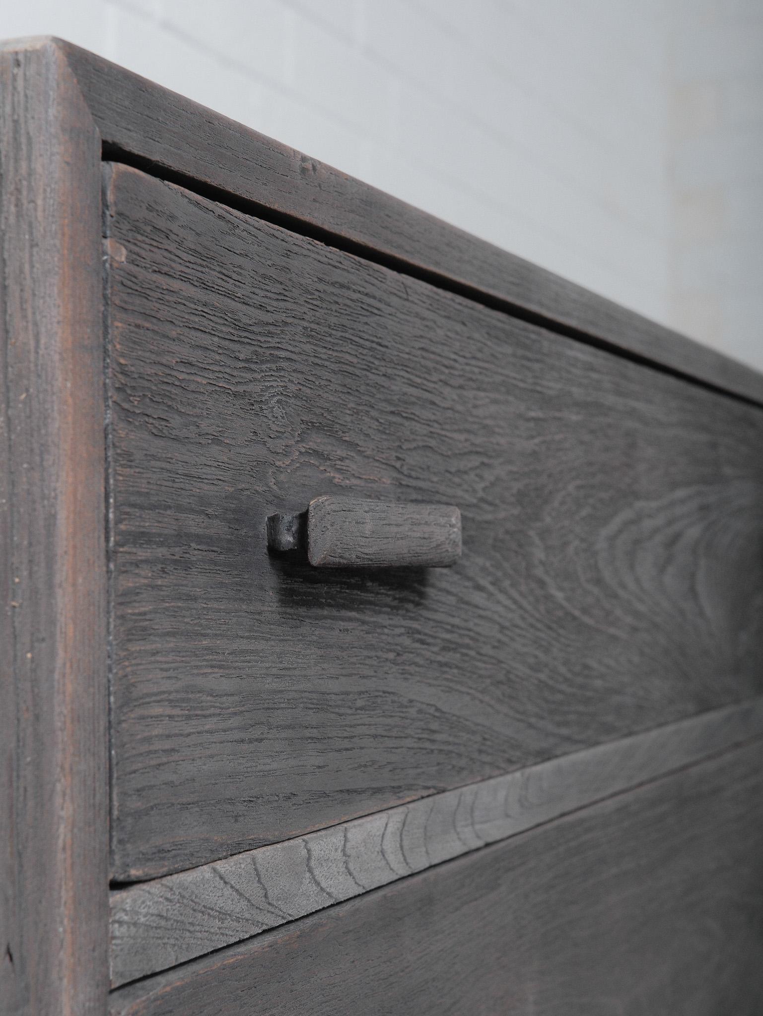 Holzkommode mit vier Schubladen in Holzkohleoptik (20. Jahrhundert) im Angebot