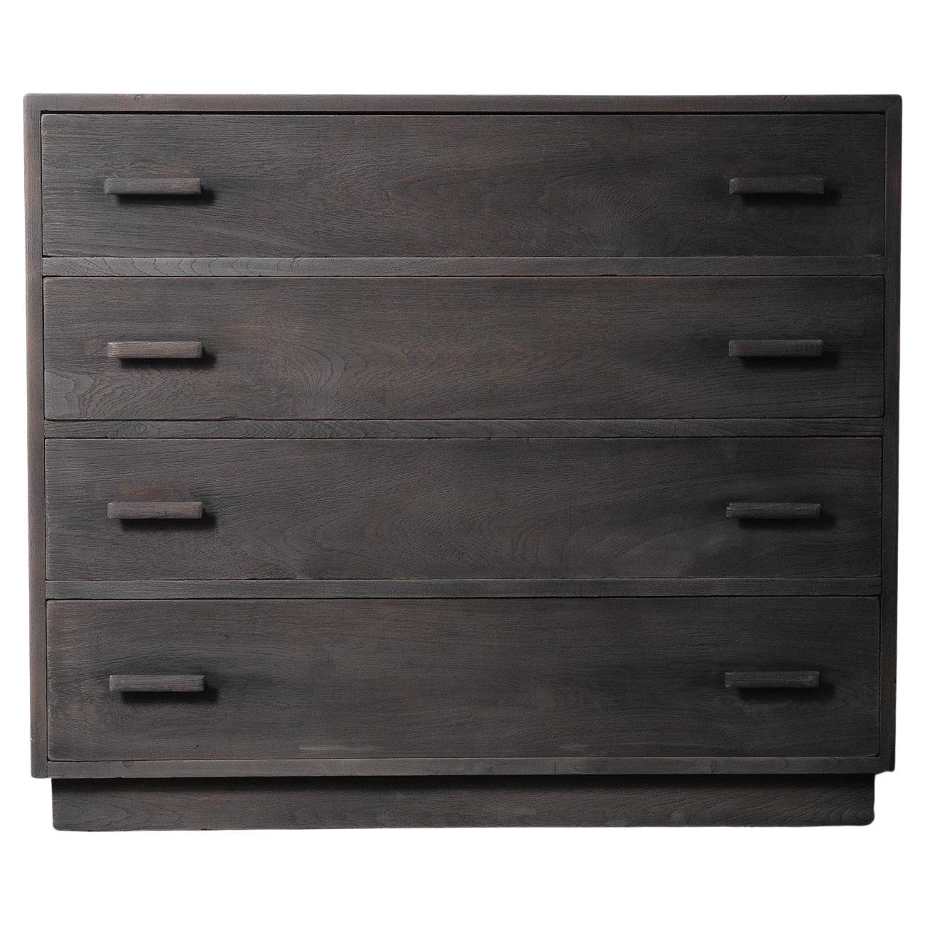 Holzkommode mit vier Schubladen in Holzkohleoptik im Angebot