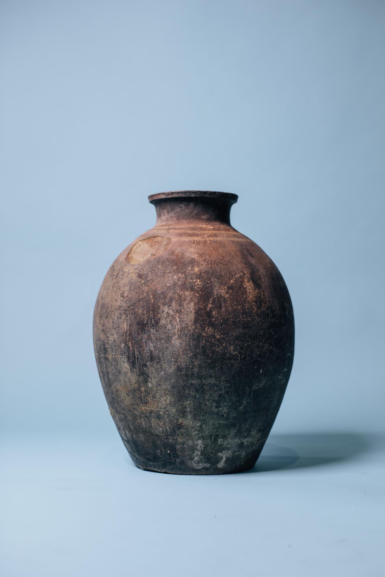 Primitivo Charcoal-Fired Terracotta Storage Jar, Early 20th Century Mediterranean Vessel in vendita