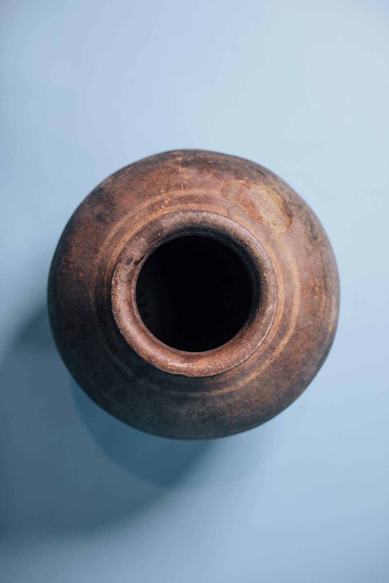 Intagliato a mano Charcoal-Fired Terracotta Storage Jar, Early 20th Century Mediterranean Vessel in vendita