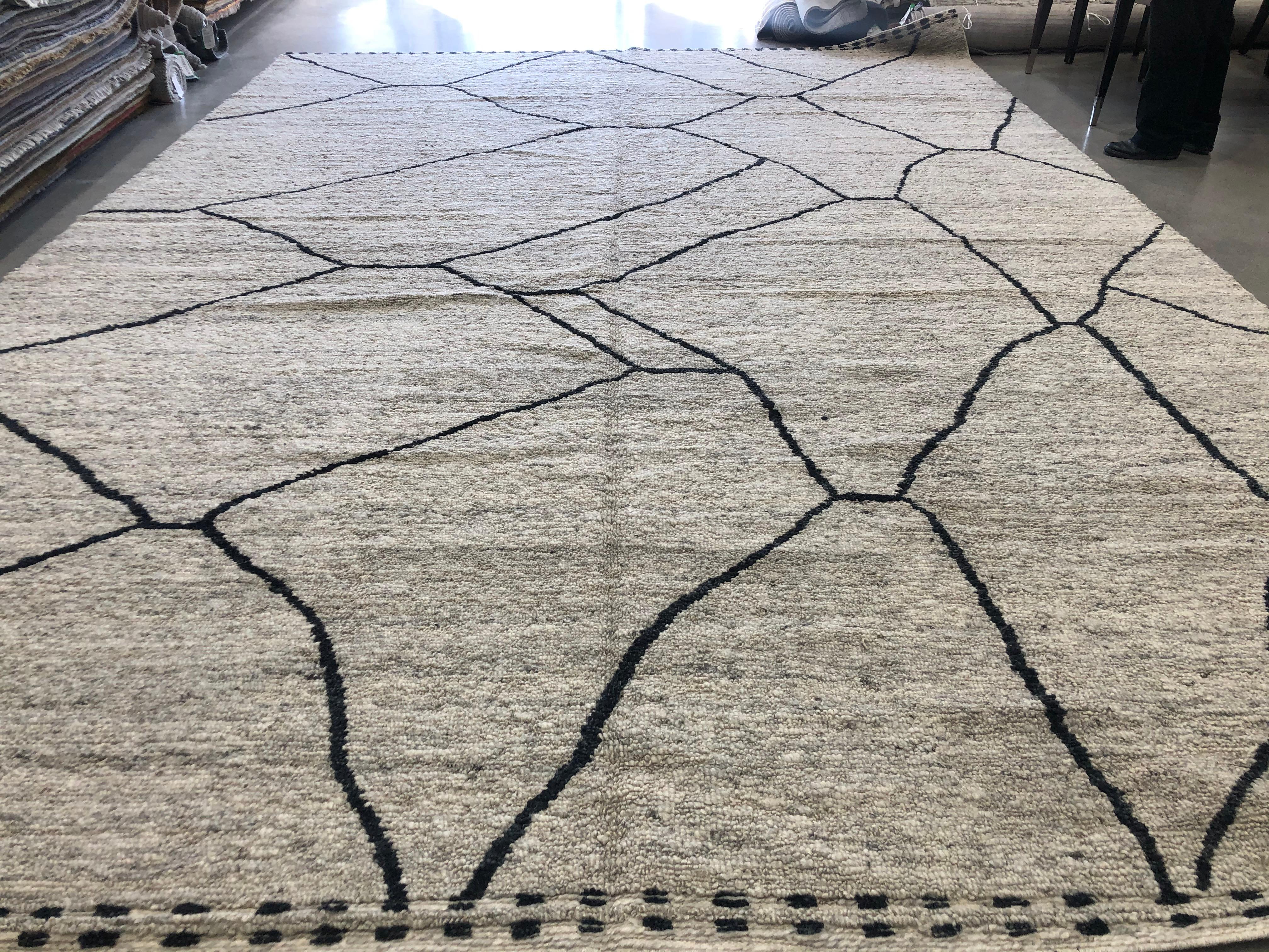 Marokkanisch inspirierter Teppich in Anthrazitgrau im Zustand „Neu“ im Angebot in Los Angeles, CA