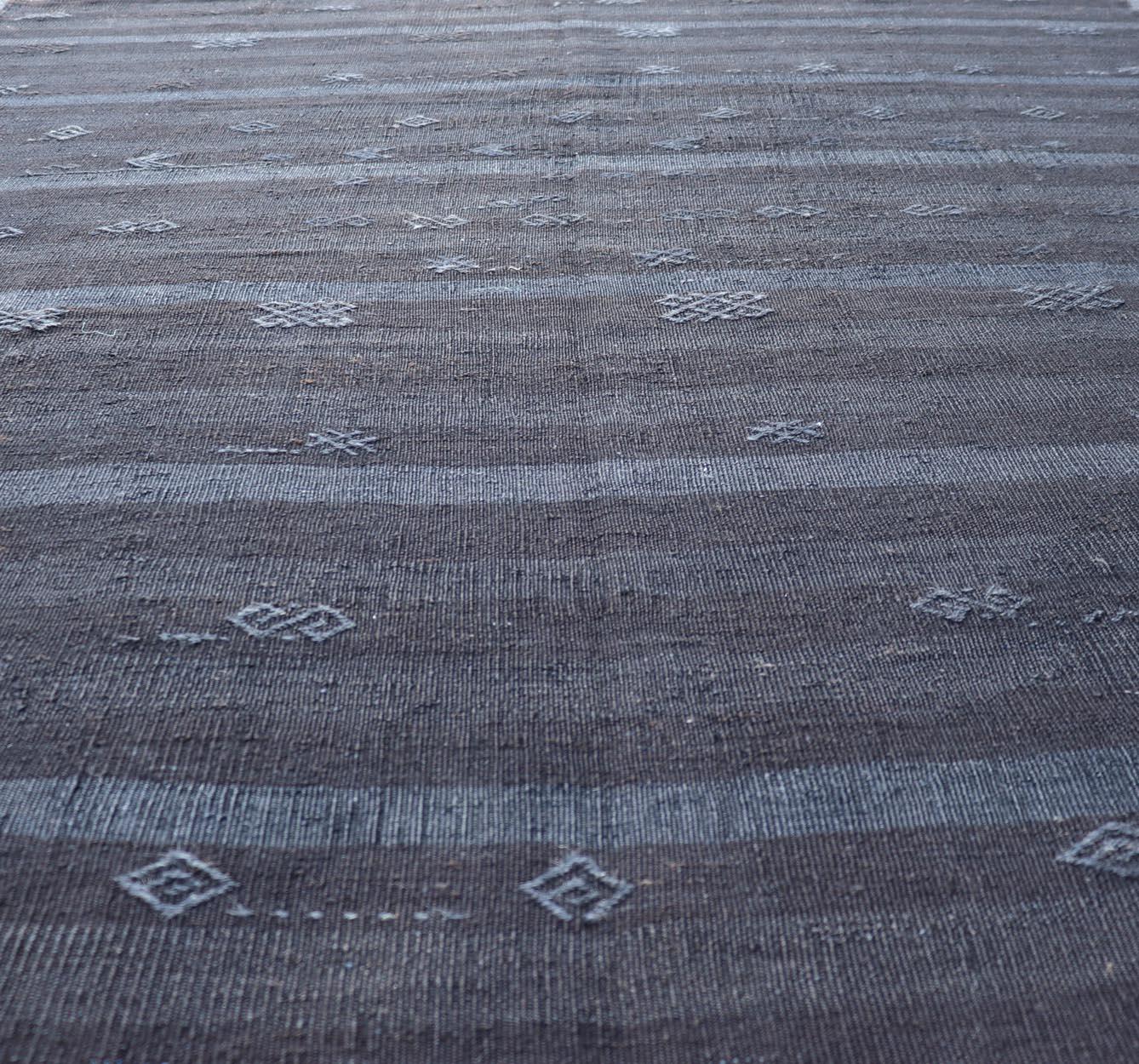 Türkischer Vintage-Kelim-Teppich in Anthrazitgrau mit geometrischen Motiven 6'9