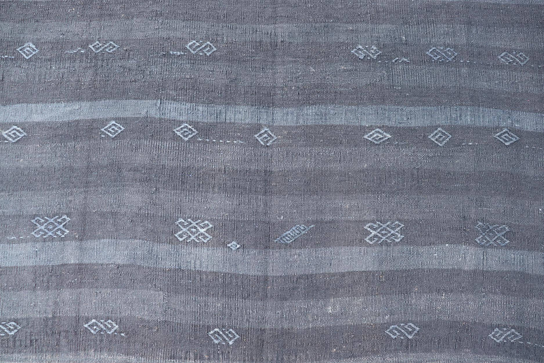 Türkischer Vintage-Kelim-Teppich in Anthrazitgrau mit geometrischen Motiven 6'9