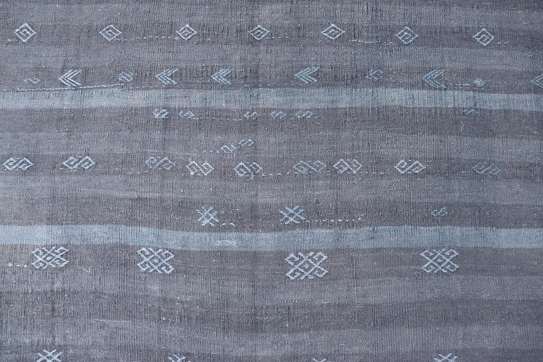 Türkischer Vintage-Kelim-Teppich in Anthrazitgrau mit geometrischen Motiven 6'9