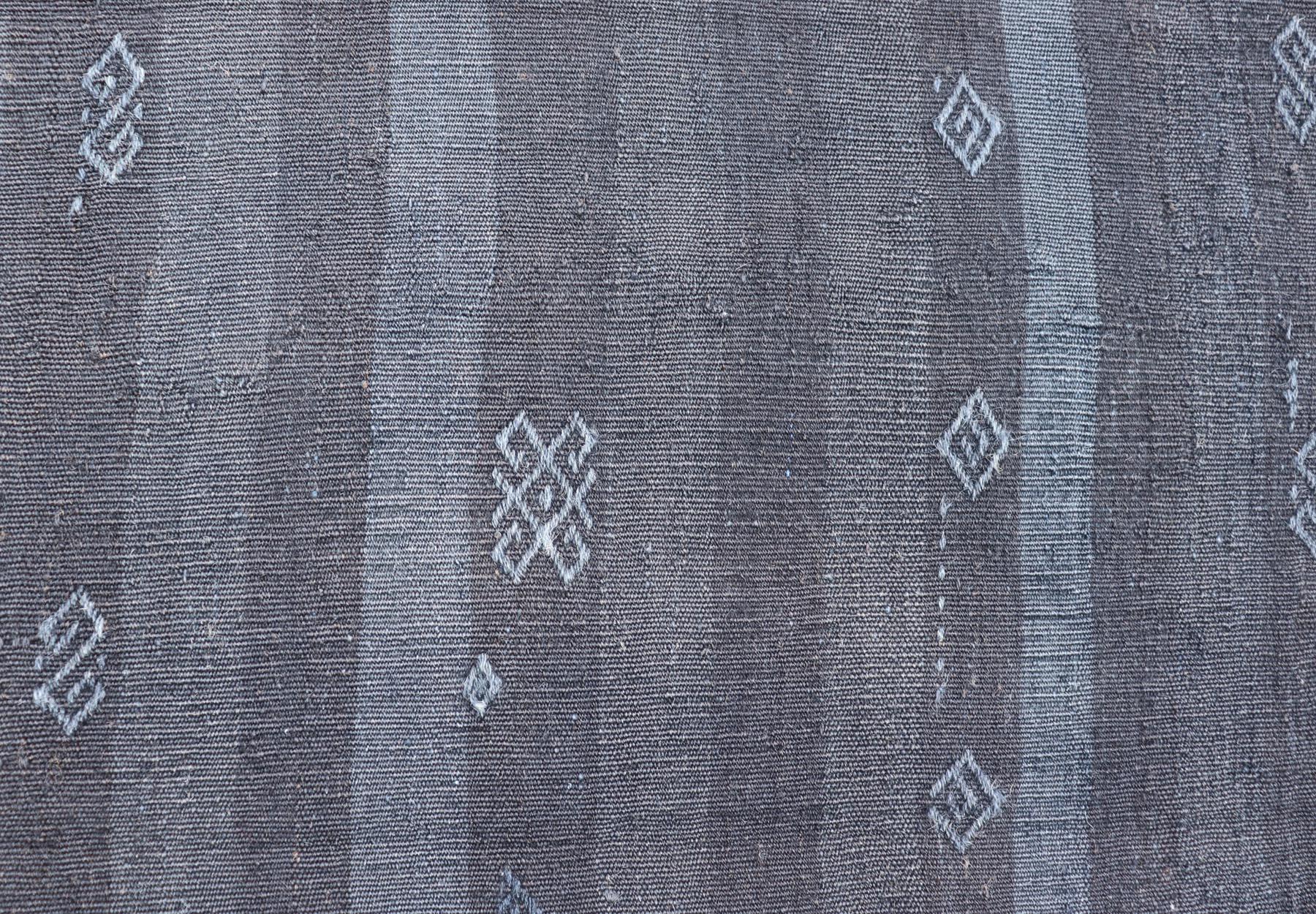 Türkischer Vintage-Kelim-Teppich in Anthrazitgrau mit geometrischen Motiven 6'9