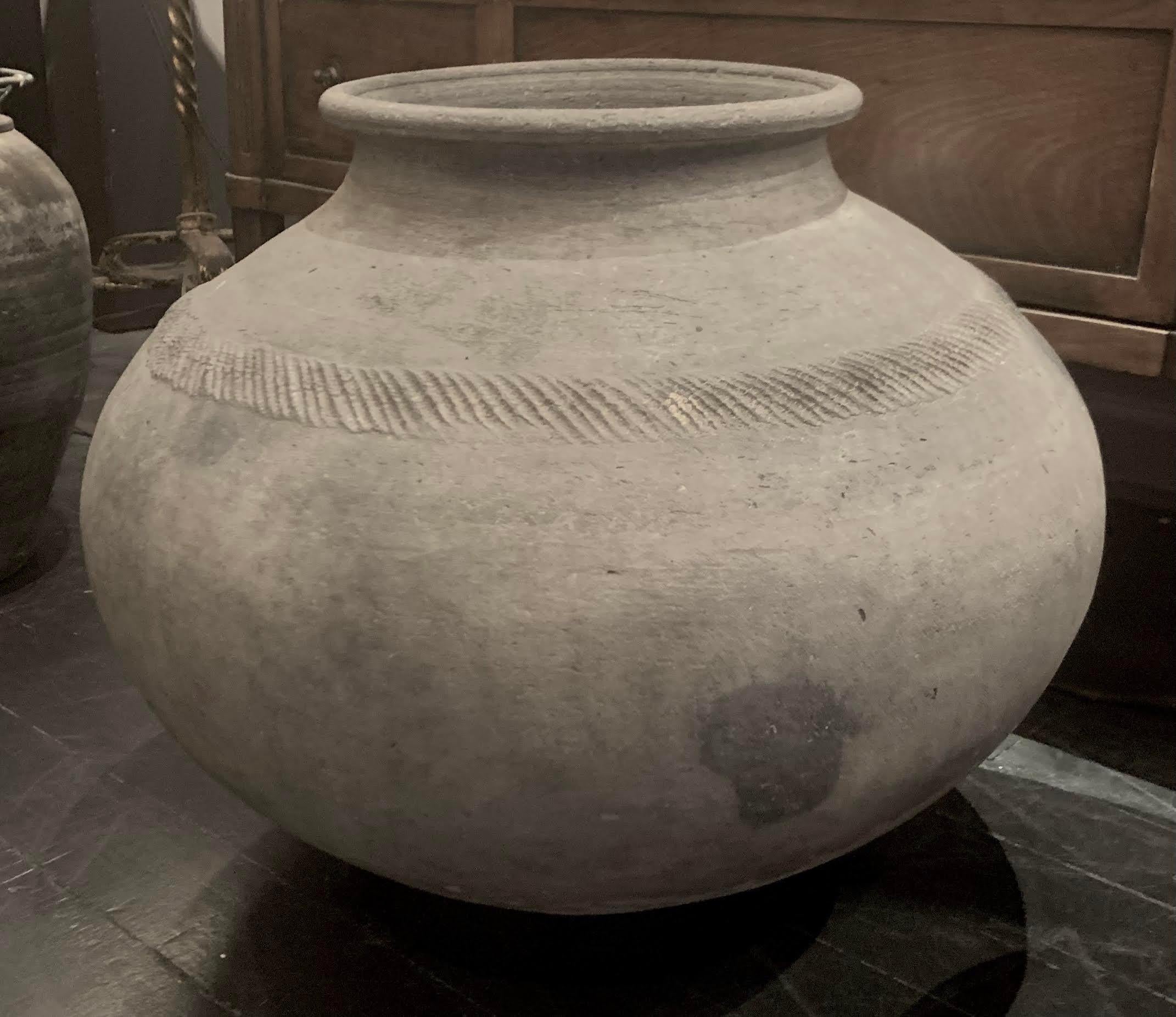 Vaso per alimenti in terracotta a carbone cinese extra extra large della fine del XX secolo.






 