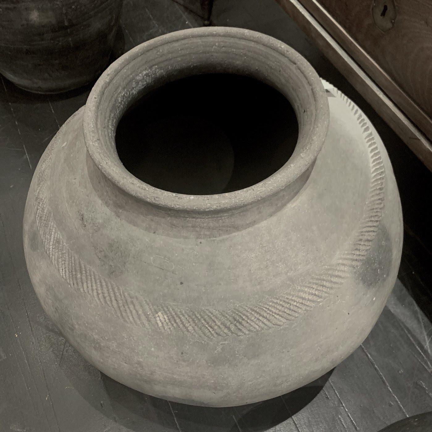 Extragroßer, anthrazitgrauer, verwitterter Terrakotta-Topf, China, 20. Jahrhundert (Chinesisch) im Angebot