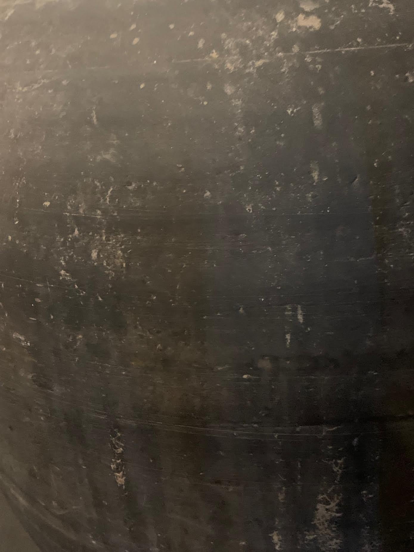 Grand pot en terre cuite vieillie gris anthracite, Chine, 20e siècle Bon état - En vente à New York, NY