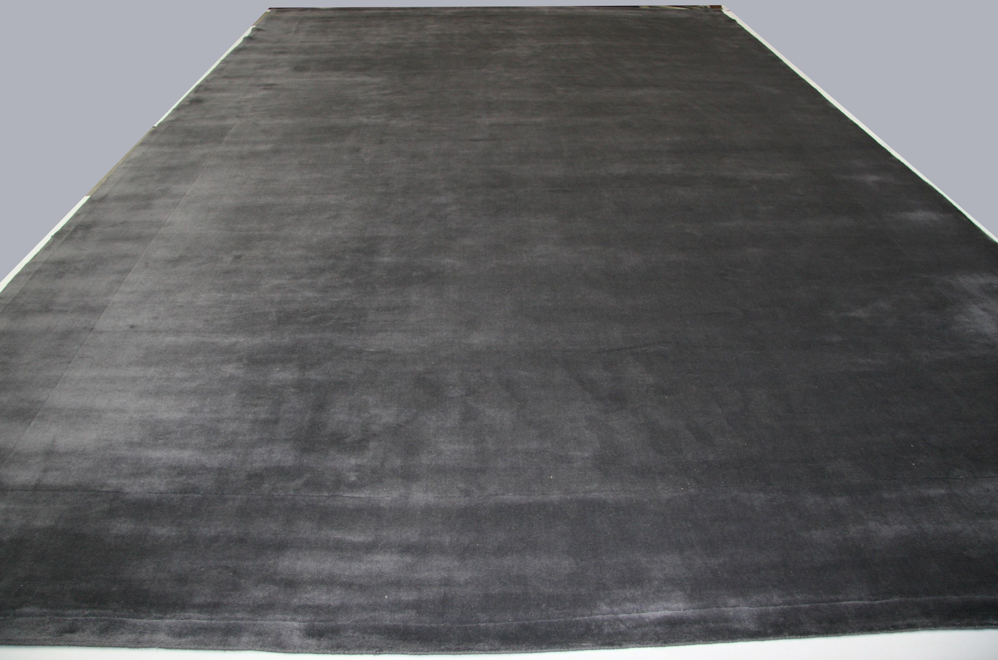 Charcoal High Low Wool Area Rug In New Condition In Los Angeles, CA