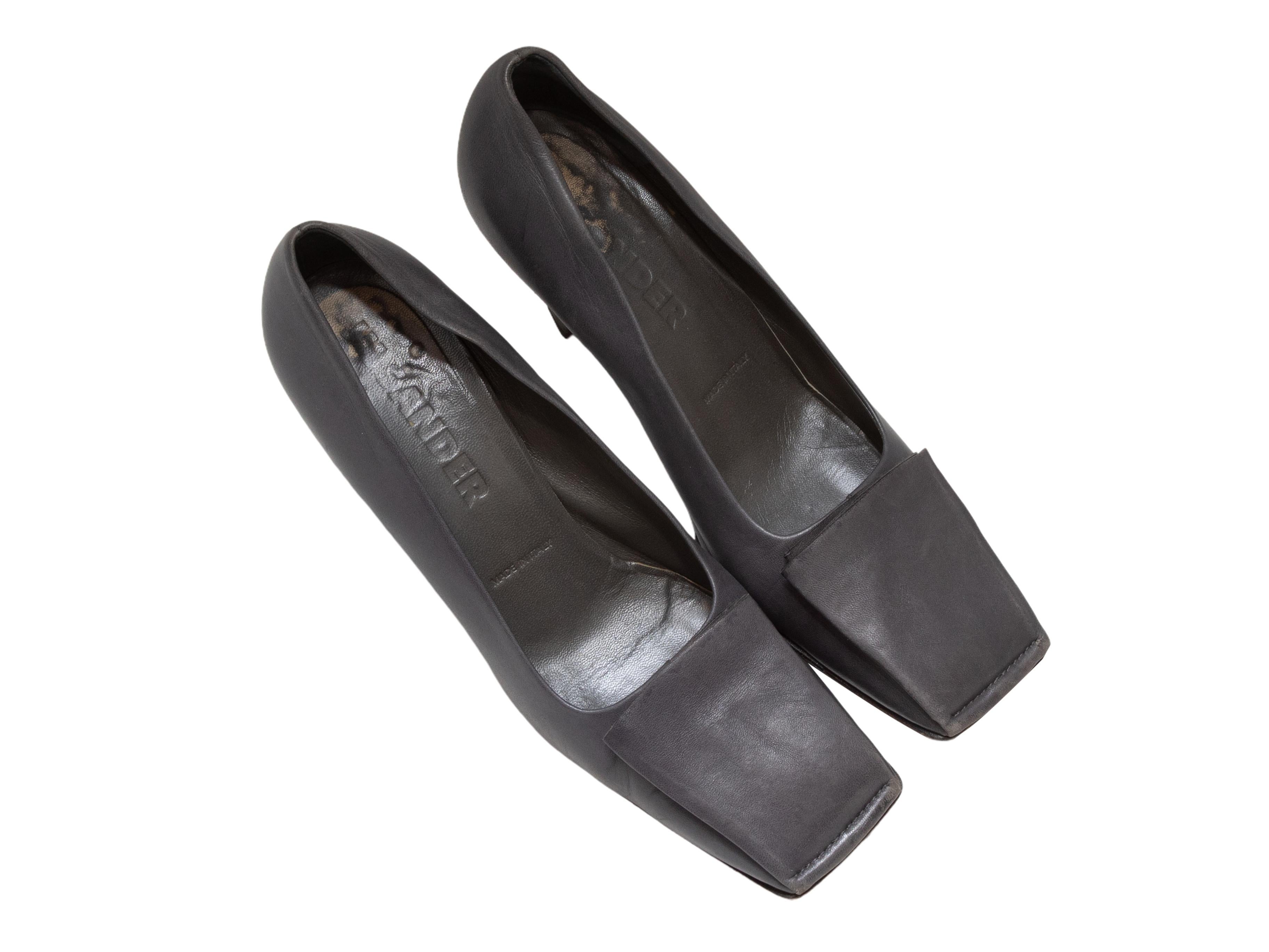 Escarpins en cuir à bout carré anthracite de Jil Sander. Talons à hauteur d'homme. Hauteur de talon de 3.5