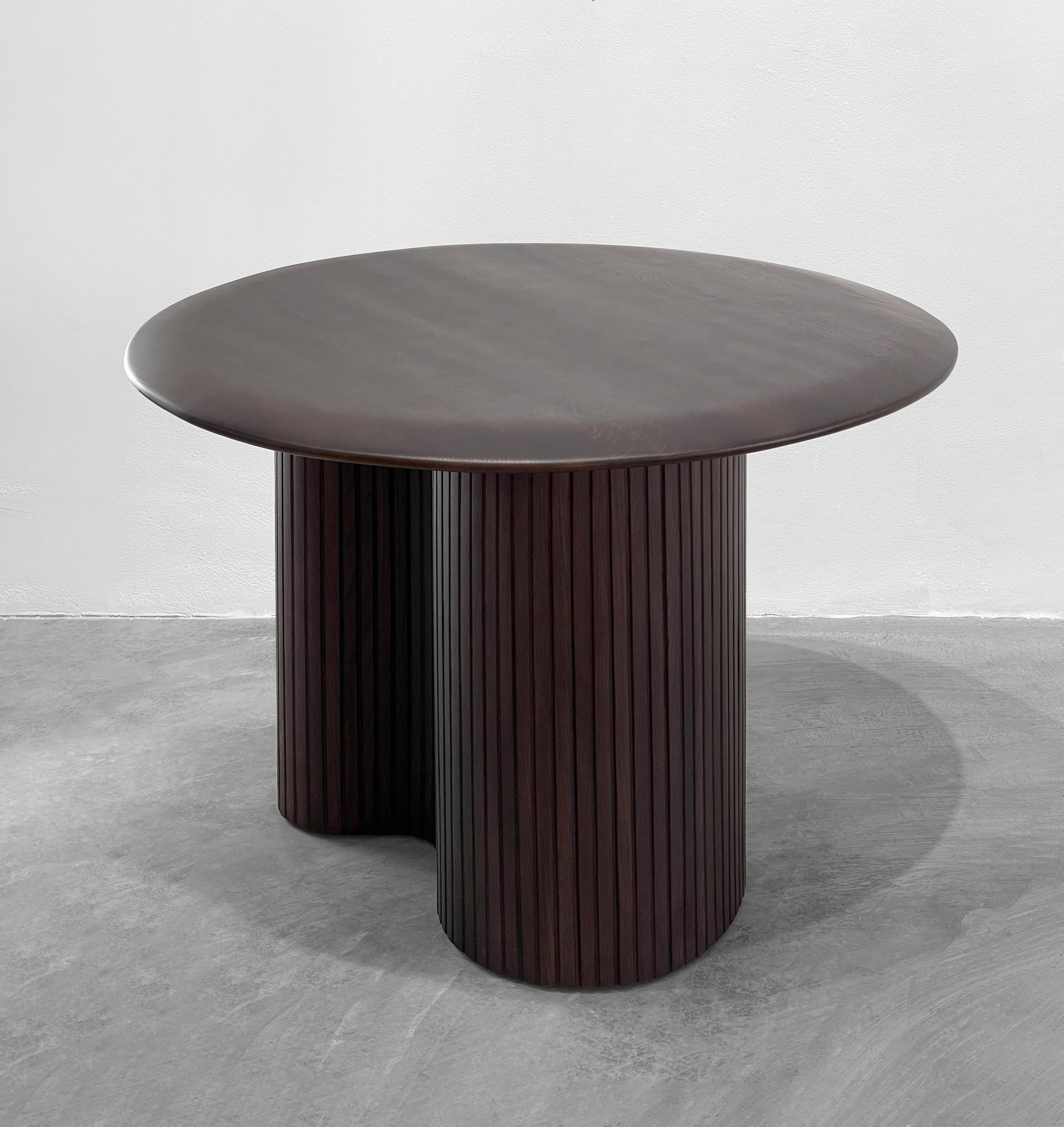 Table de salle à manger MÂY anthracite par ONON DETAILS
Dimensions : L 100 x P 100 x H 75 cm : L 100 x D 100 x H 75 cm. 
MATERIAL : Chêne, Noyer. 

Les meubles ONON Details sont choisis par de célèbres marques de design et par des clients nationaux