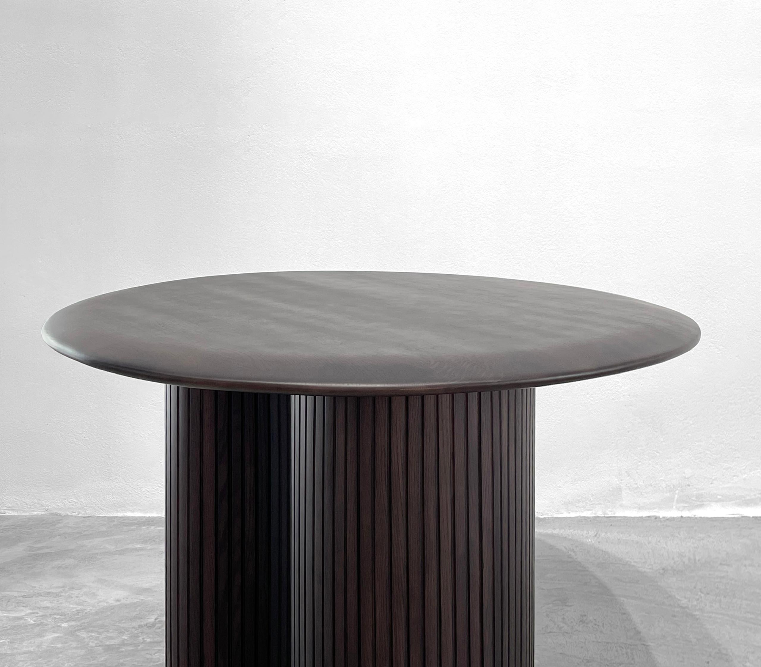 Postmoderne Table de salle à manger MÂY anthracite par ONON DETAILS en vente