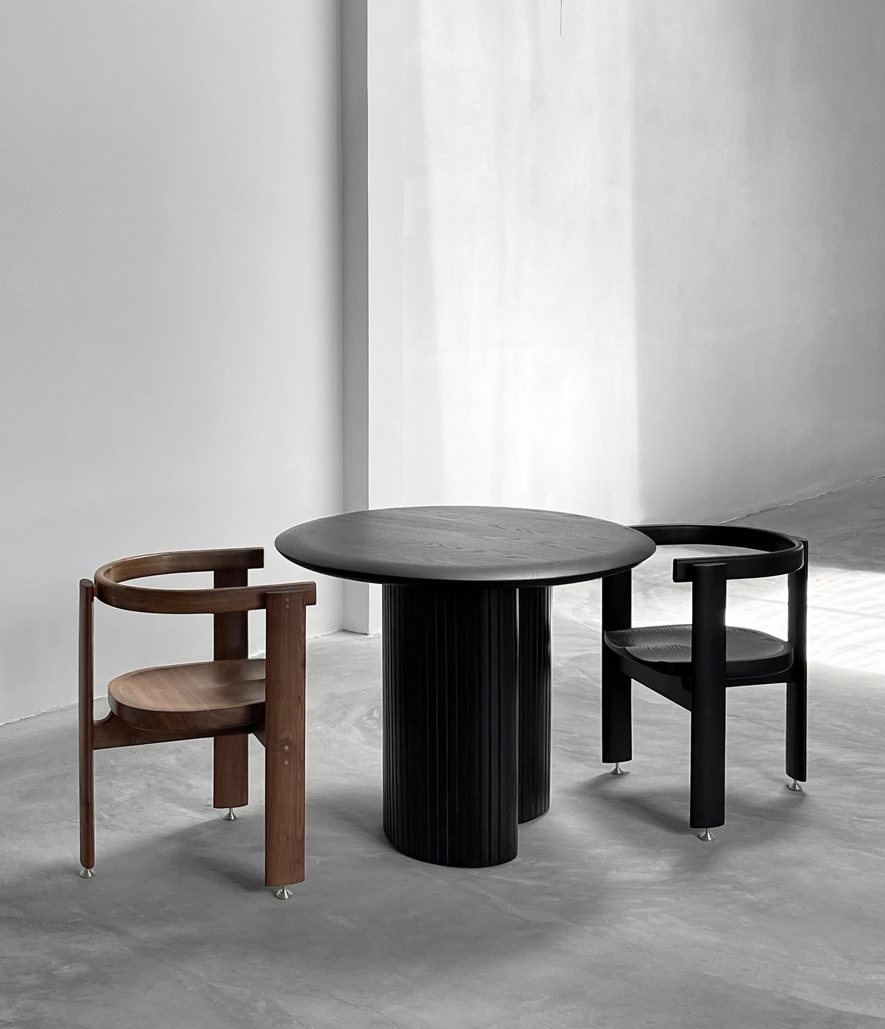 XXIe siècle et contemporain Table de salle à manger MÂY anthracite par ONON DETAILS en vente